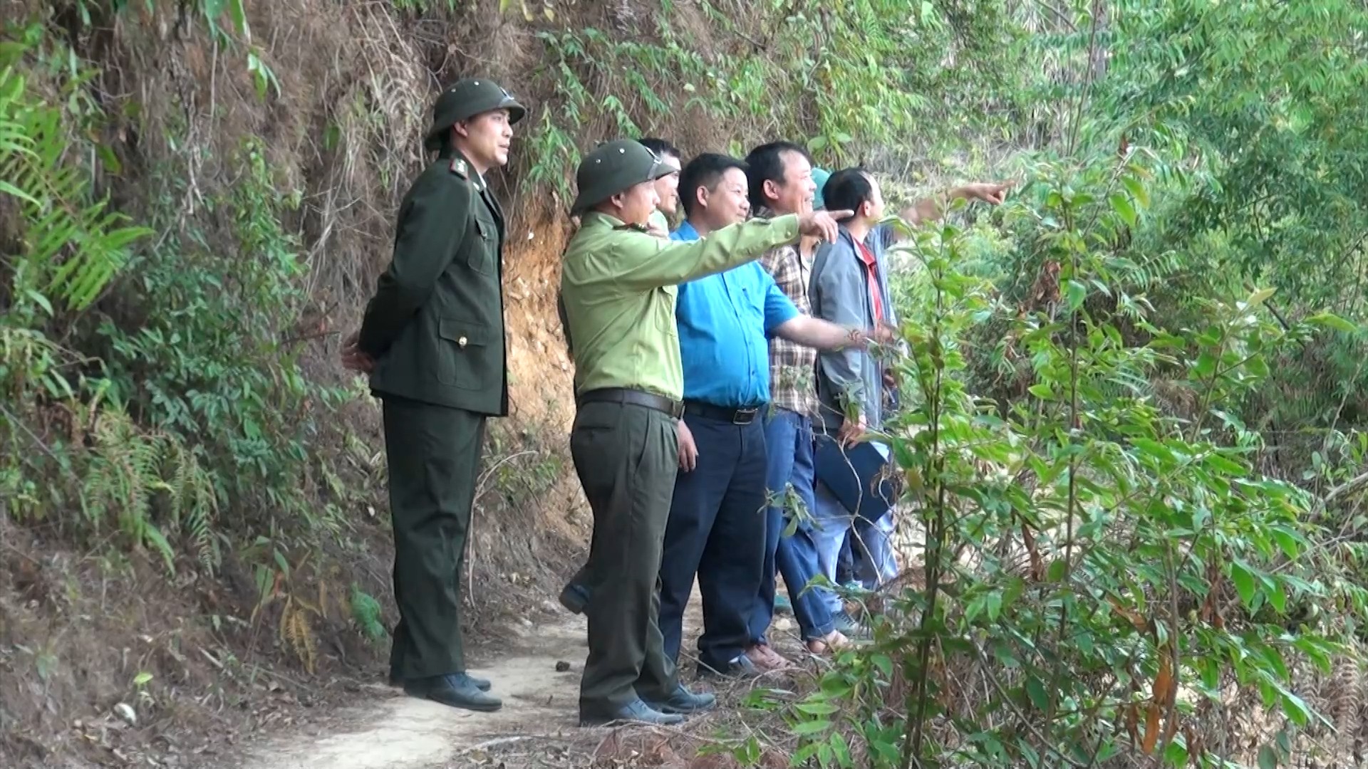 Lực lượng kiểm lâm phối hợp với các tổ xung kích đi tuần rừng. hang-phu-loa.jpg