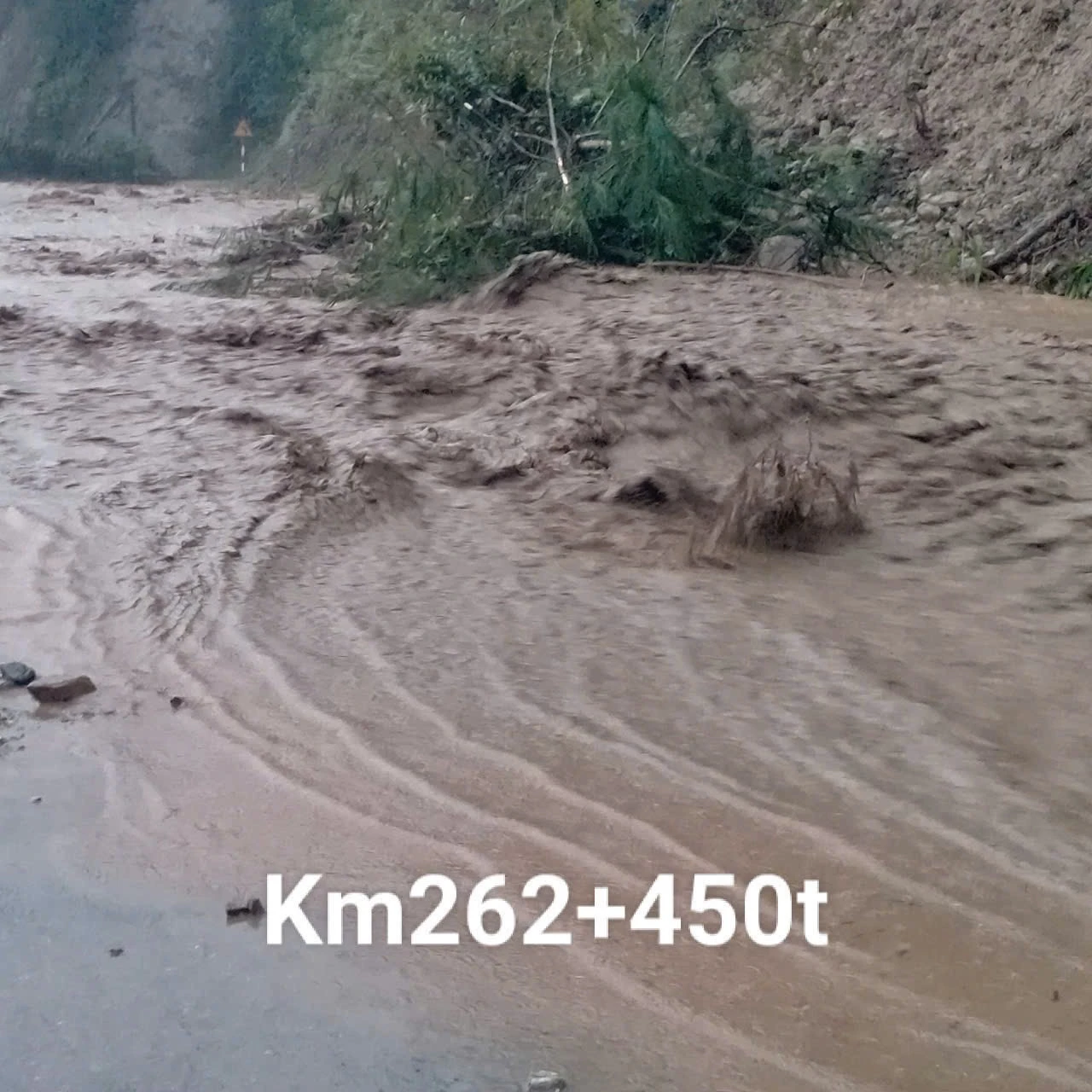 Nước lũ tràn lên mặt đường tại km 262+450