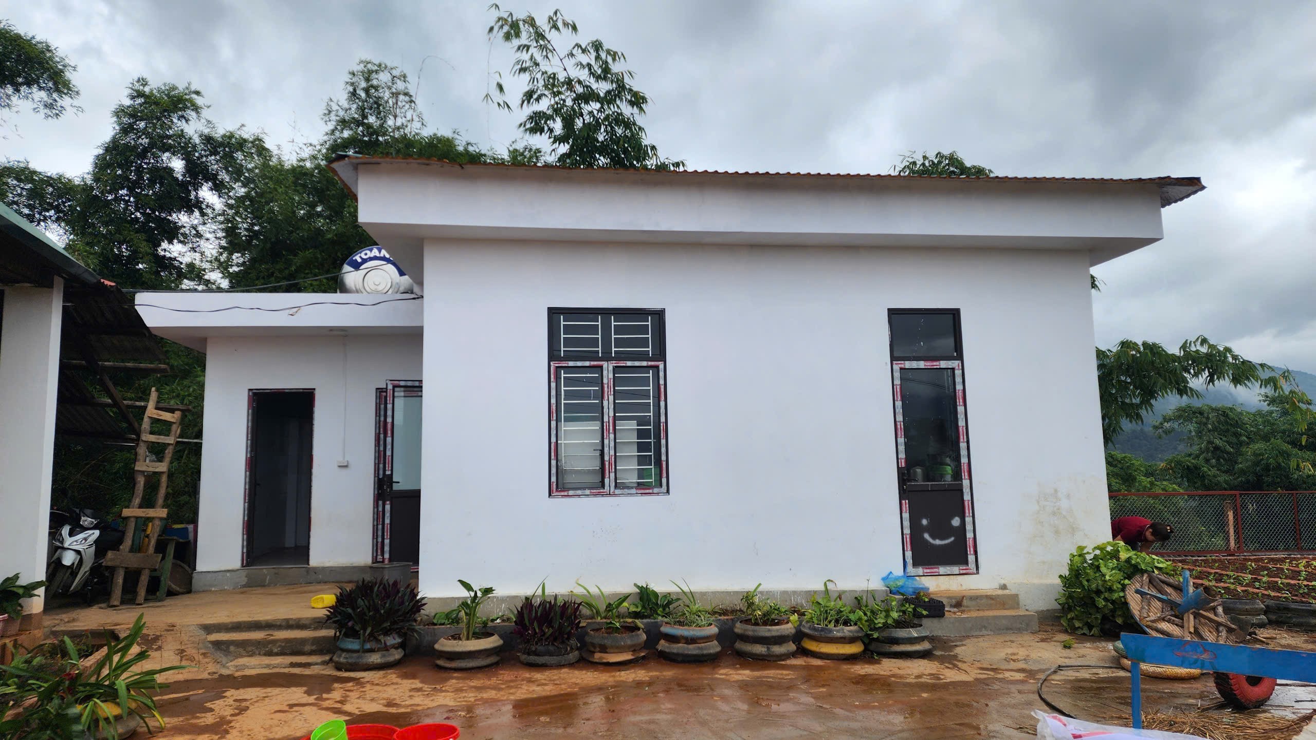 Bếp nấu ăn và sân chơi của điểm trưởng Háng Bla Ha được đầu tư xây dựng khang trang từ nguồn xã hội hóa. z7168291589854-82f7a1a6190c27ec87508b674a4f6cc4.jpg