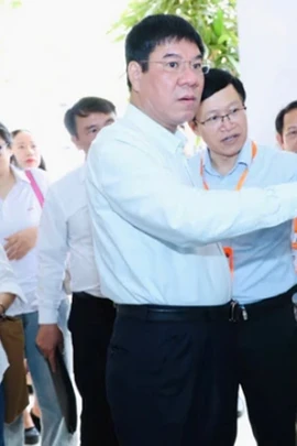 GS Huỳnh Văn Chương, Cục trưởng Cục Quản lý chất lượng - Bộ GD-ĐT cùng đoàn công tác kiểm tra việc chuẩn bị thi tốt nghiệp THPT ở Phú Thọ.