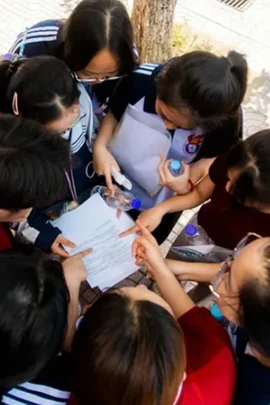 Thí sinh tham dự kỳ thi tốt nghiệp THPT 2025 sau khi hoàn thành bài thi. Ảnh minh họa