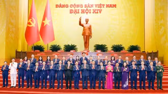 Các đồng chí lãnh đạo Đảng, Nhà nước chụp ảnh lưu niệm với Đoàn đại biểu tỉnh Lào Cai dự Đại hội.