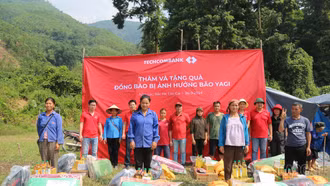 Techcombank tặng quà người dân xã Nậm Lúc