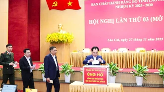 Đại biểu dự Hội nghị Ban Chấp hành Đảng bộ tỉnh lần thứ 03 (mở rộng) ủng hộ Nhân dân các tỉnh miền Trung và Tây Nguyên khắc phục hậu quả thiên tai