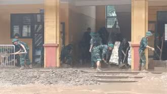 Thi đua "Phất cao Cờ hồng tháng Tám"