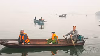 Anh Hà Ngọc Sơn (thôn Trung Sơn, xã Bảo Ái) nỗ lực hỗ trợ các lực lượng chức năng tìm kiếm người mất tích.