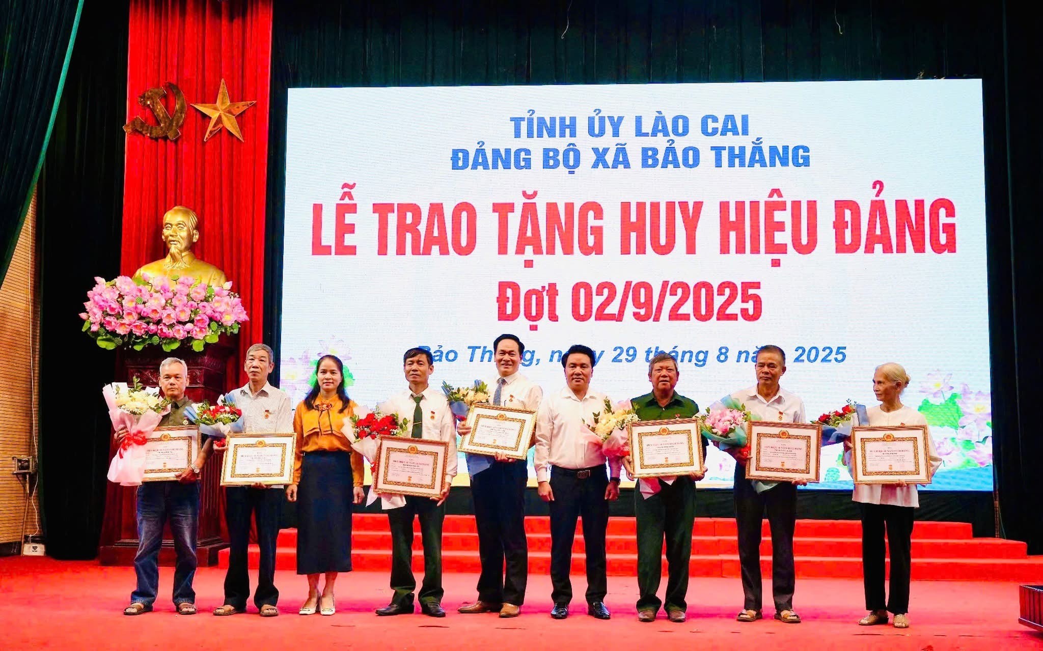 Các đảng viên vinh dự nhận Huy hiệu Đảng. img-4206.jpg