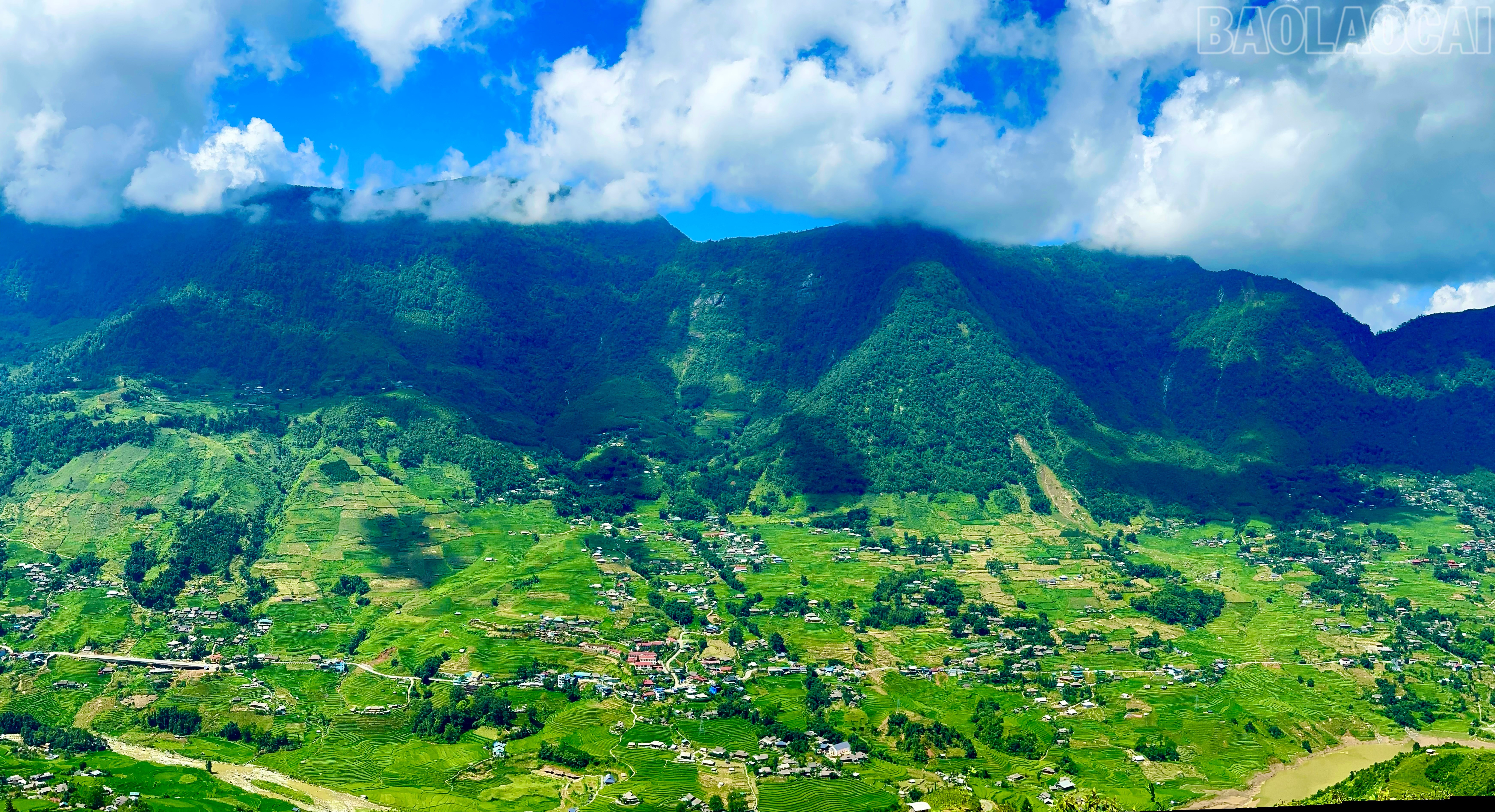 Nằm cách phường Sa Pa (tỉnh Lào Cai) 12 km, Tả Van đẹp như một bức tranh với những ngôi làng nằm nép mình bên ruộng bậc thang kỳ vỹ. baolaocai-tr_img-2987.jpg