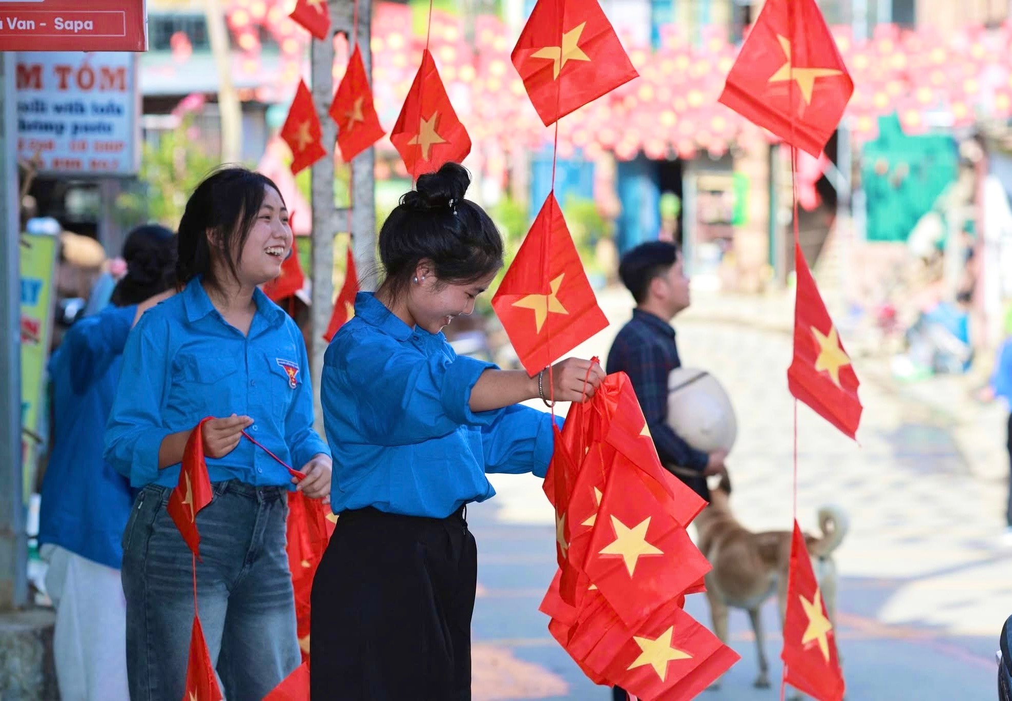 Đoàn viên, thanh niên tham gia treo cờ trang trí. img-4082-8882.jpg