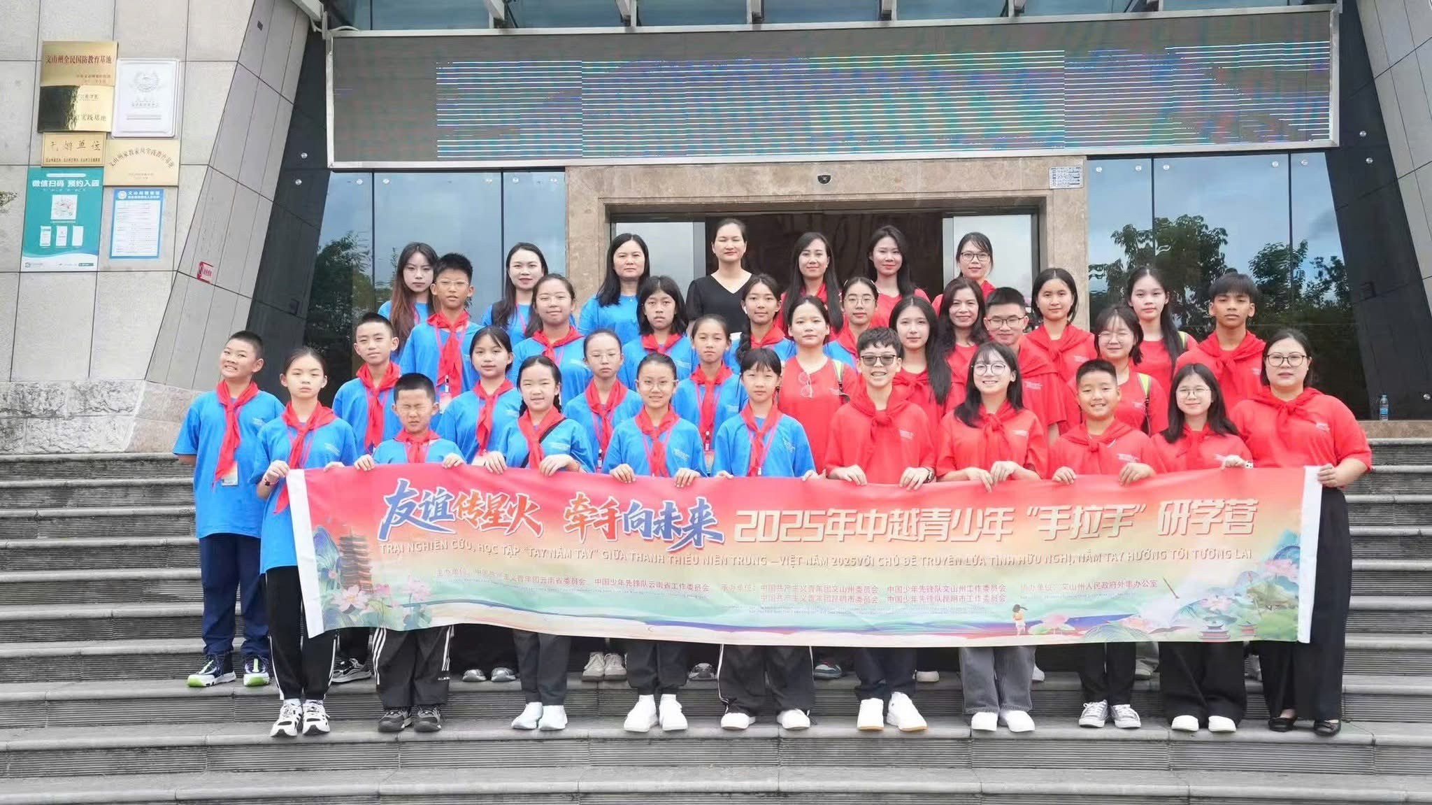 Đoàn đại biểu thanh niên Lào Cai (Việt Nam) và Vân Nam (Trung Quốc) chụp ảnh lưu niệm. (Ảnh:TĐ) img-3968.jpg