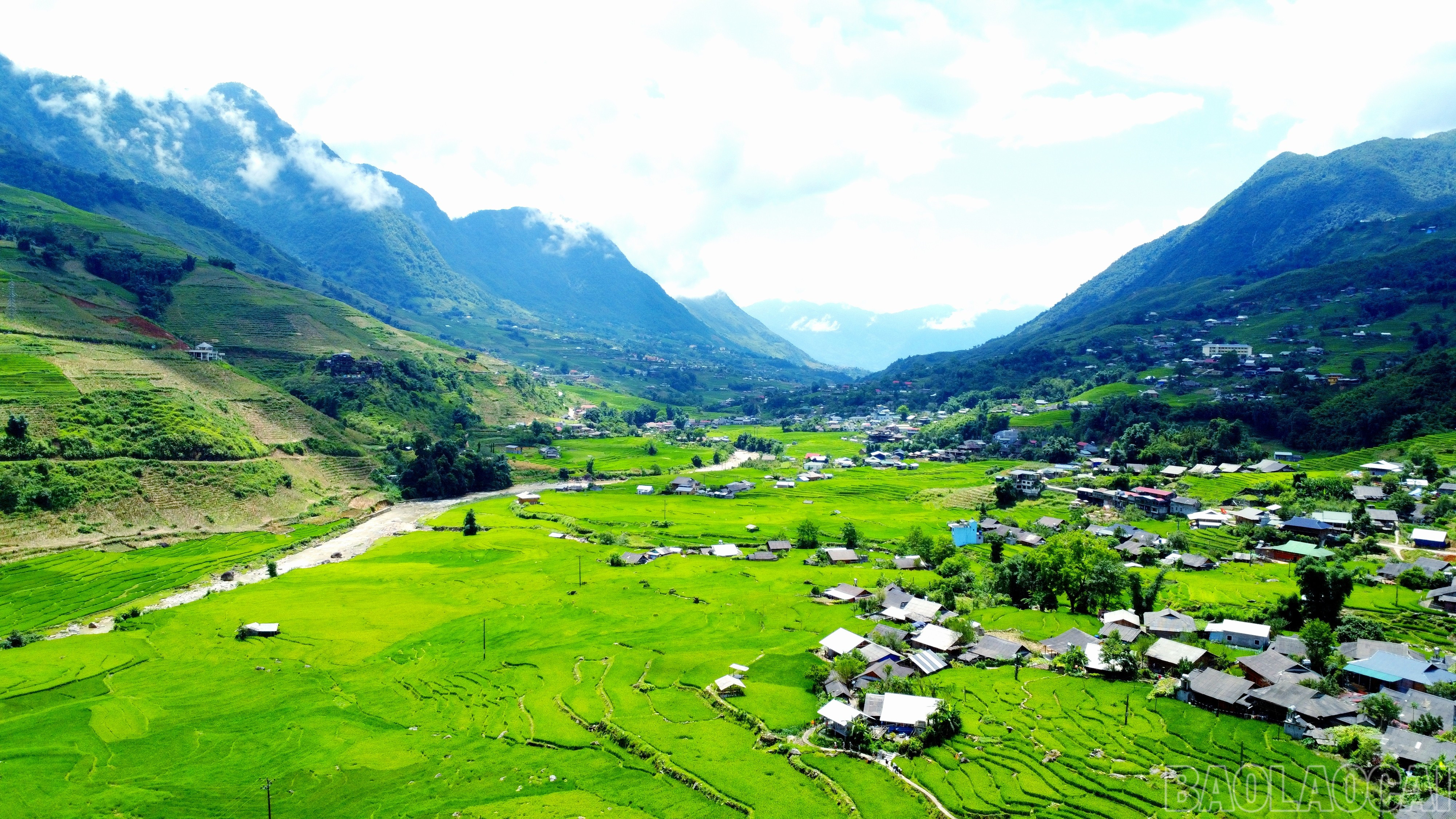 Khung cảnh thiên nhiên tươi đẹp với núi non, mây trời hòa quyện. baolaocai-br_img-20250802-084915.jpg