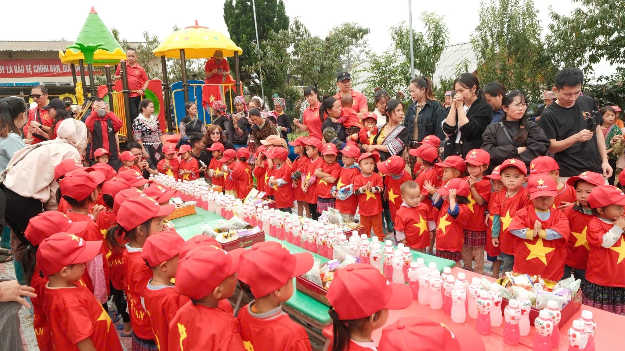 Đồng đảo học sinh mầm non và người dân địa phương tham dự Lễ khánh thành Công trình sân chơi cho em "Công viên trên đồi mây". img-4102.jpg