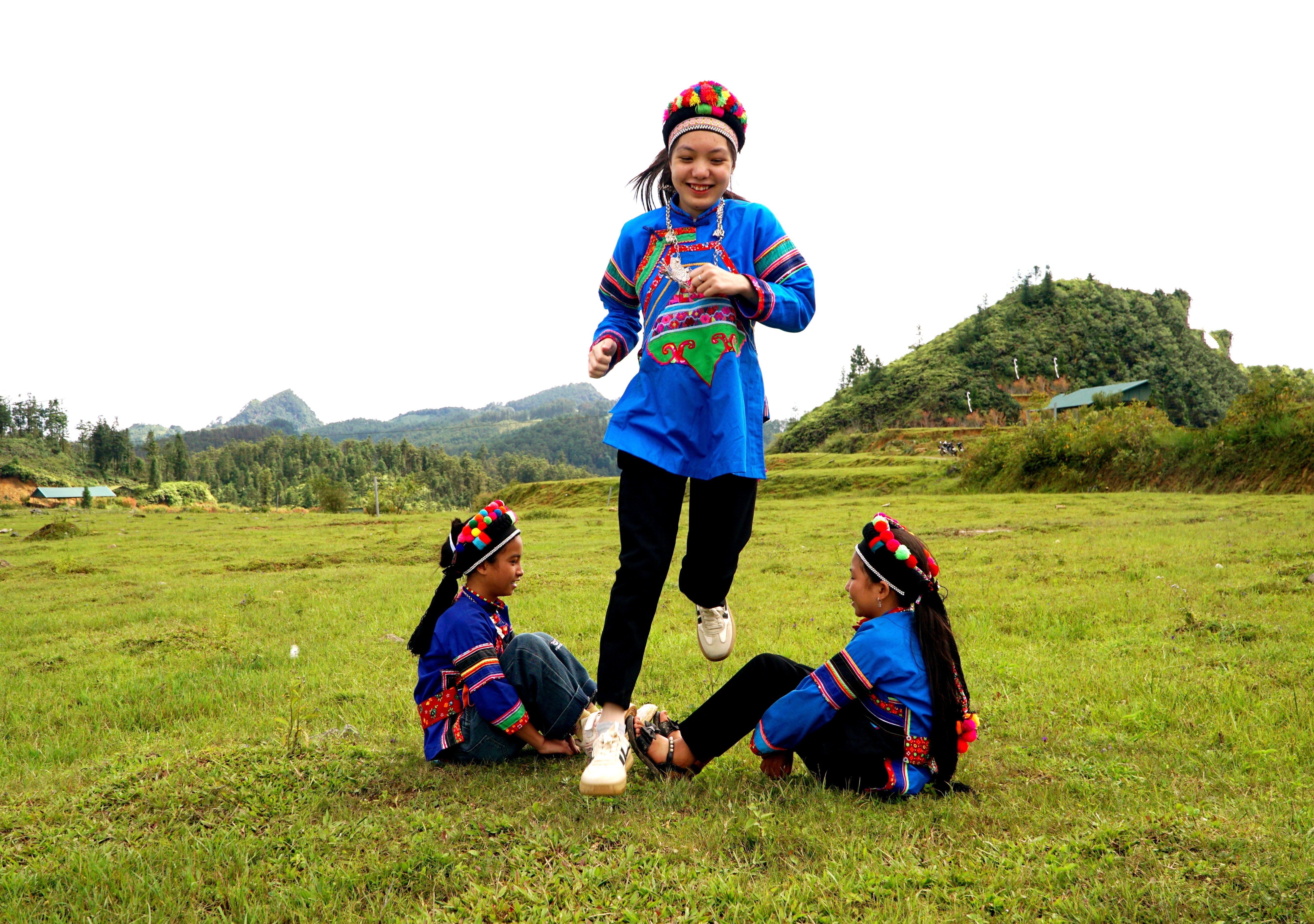 Trẻ em Phù Lá ở Tả Chải được quan tâm, chăm sóc. Nghỉ hè, các em thỏa sức chơi đùa những trò chơi quen thuộc như nhảy nụ, trốn tìm... img-20250818-205411.jpg