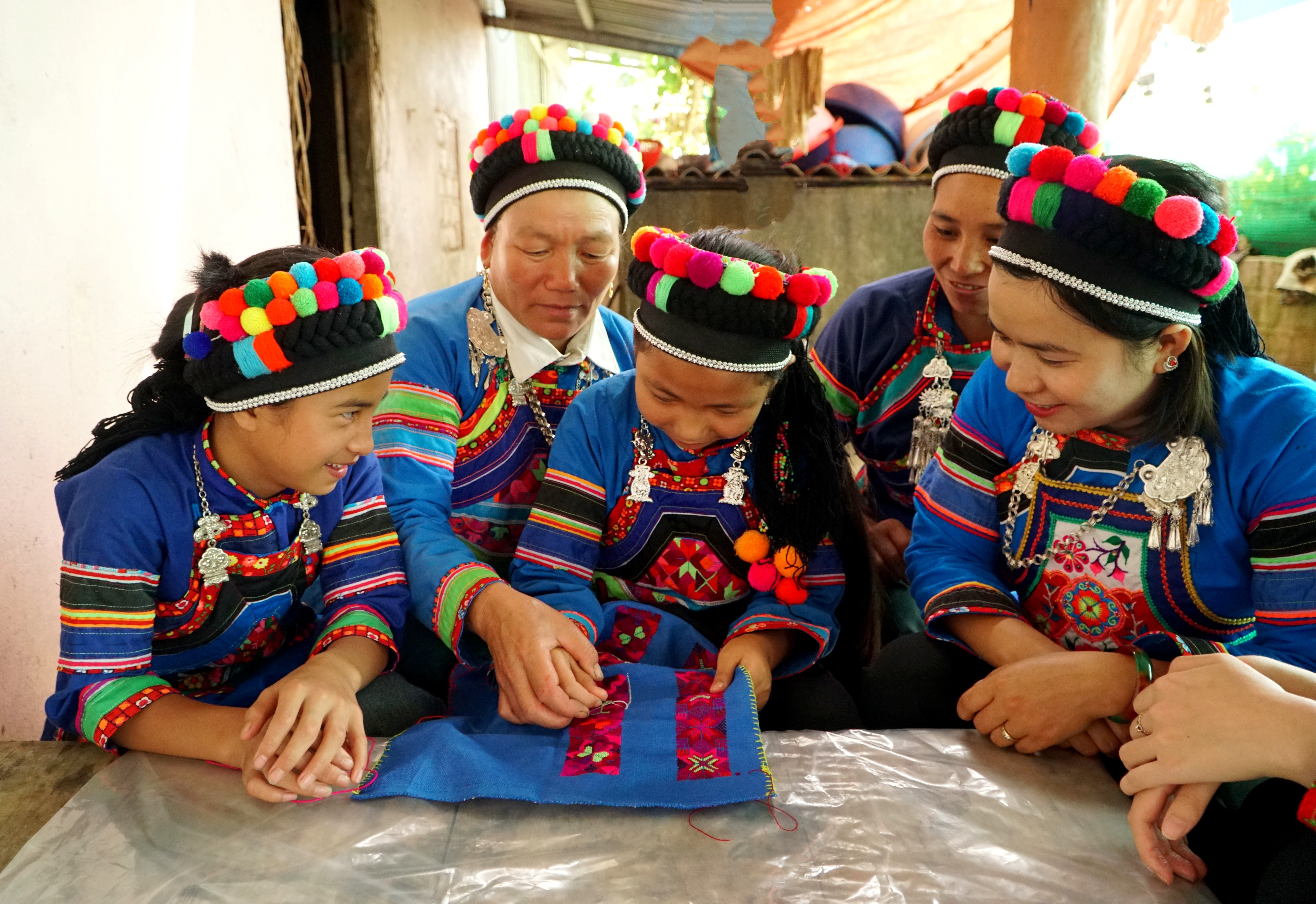 Người Phù Lá ở thôn Tả Chải quan tâm đến việc gìn giữ, trao truyền nghề thêu truyền thống cho thế hệ kế cận. img-20250818-221447.jpg