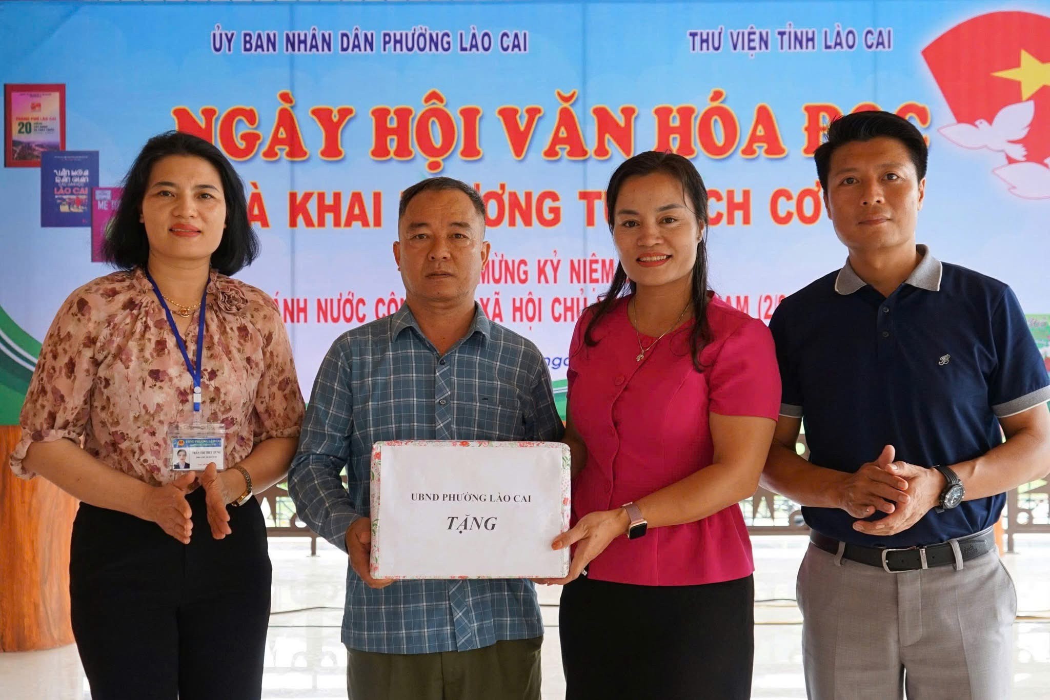 UBND phường Lào Cai tặng quà cho tổ dân phố. (Ảnh: P.L.C) img-4188.jpg