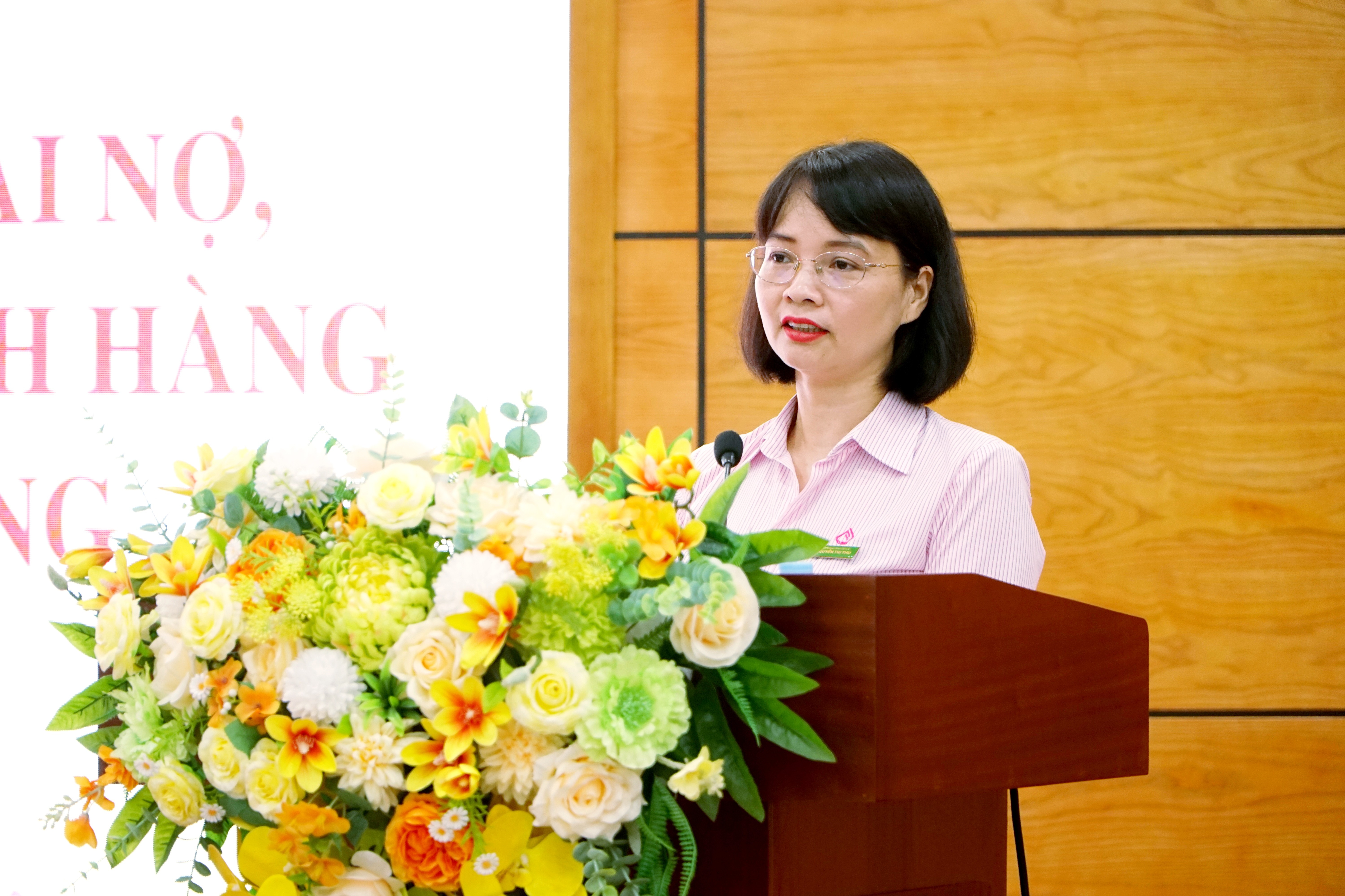 Bà Nguyễn Thị Thu - Phó Giám đốc NHCSXH tỉnh Lào Cai, Giám đốc Phòng giao dịch NHCSXH Cam Đường phát biểu tại hội nghị. img-20250820-095616.jpg