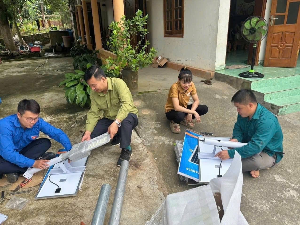 Lắp đặt đèn năng lượng mặt trời thắp sáng đường quê. (Ảnh:TĐ) img-3960.jpg