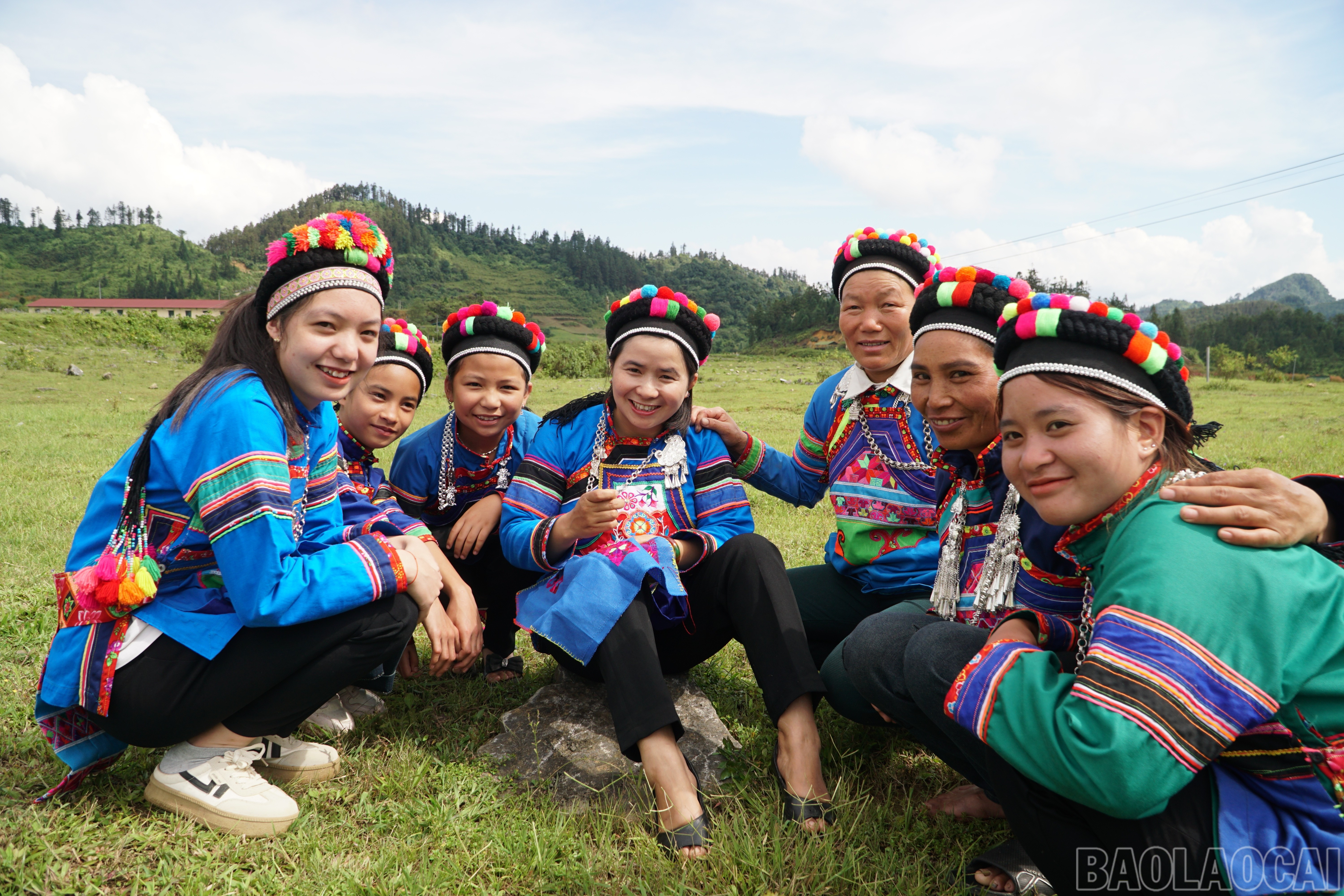 Trong gia đình người Phù Lá, phụ nữ thường tự thêu may quần áo cho các thành viên. baolaocai-br_save-20250818-203650.jpg