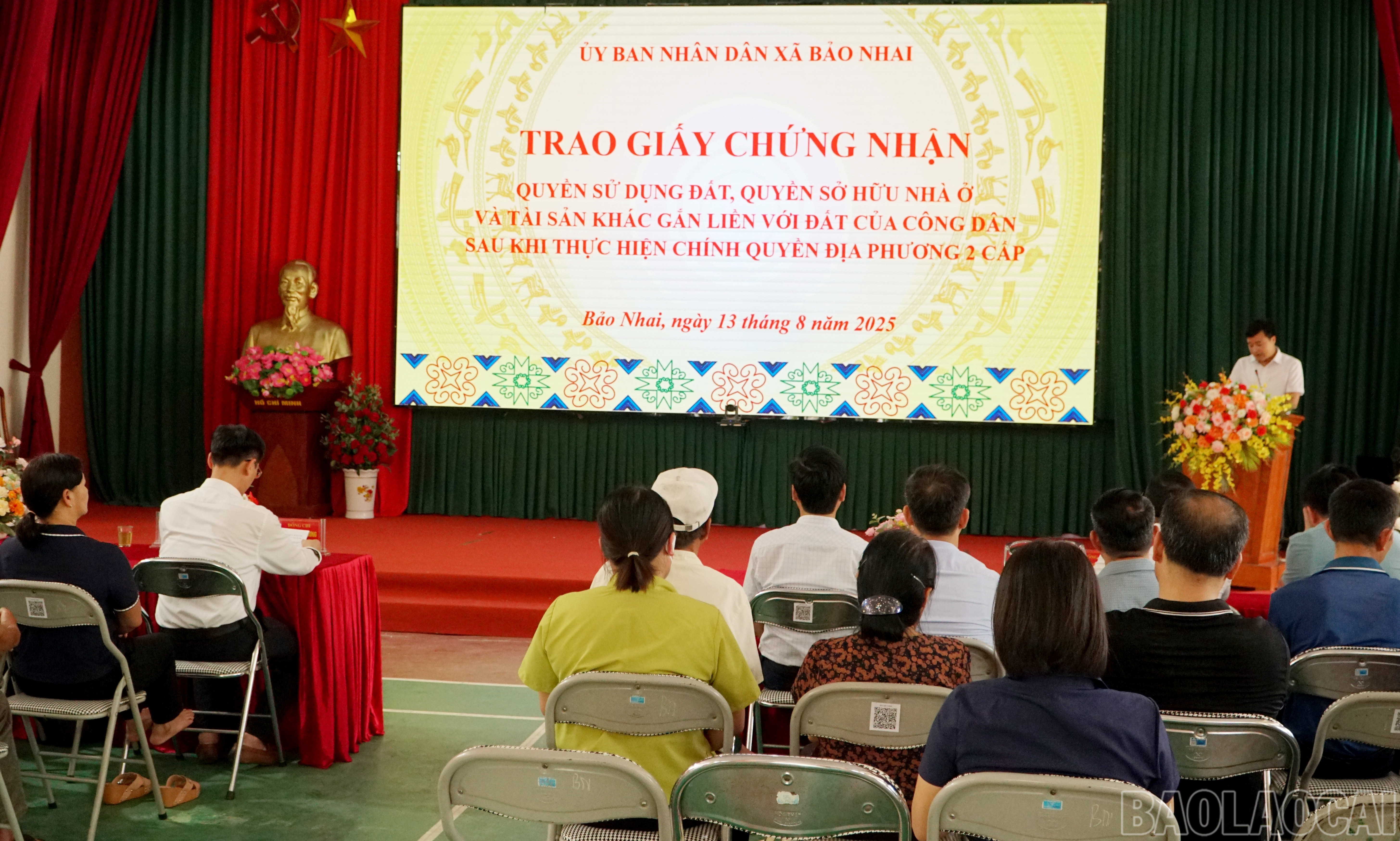 Quang cảnh lễ trao giấy chứng nhận quyền sử dụng đất tại xã Bảo Nhai. baolaocai-br_img-20250813-173212.jpg
