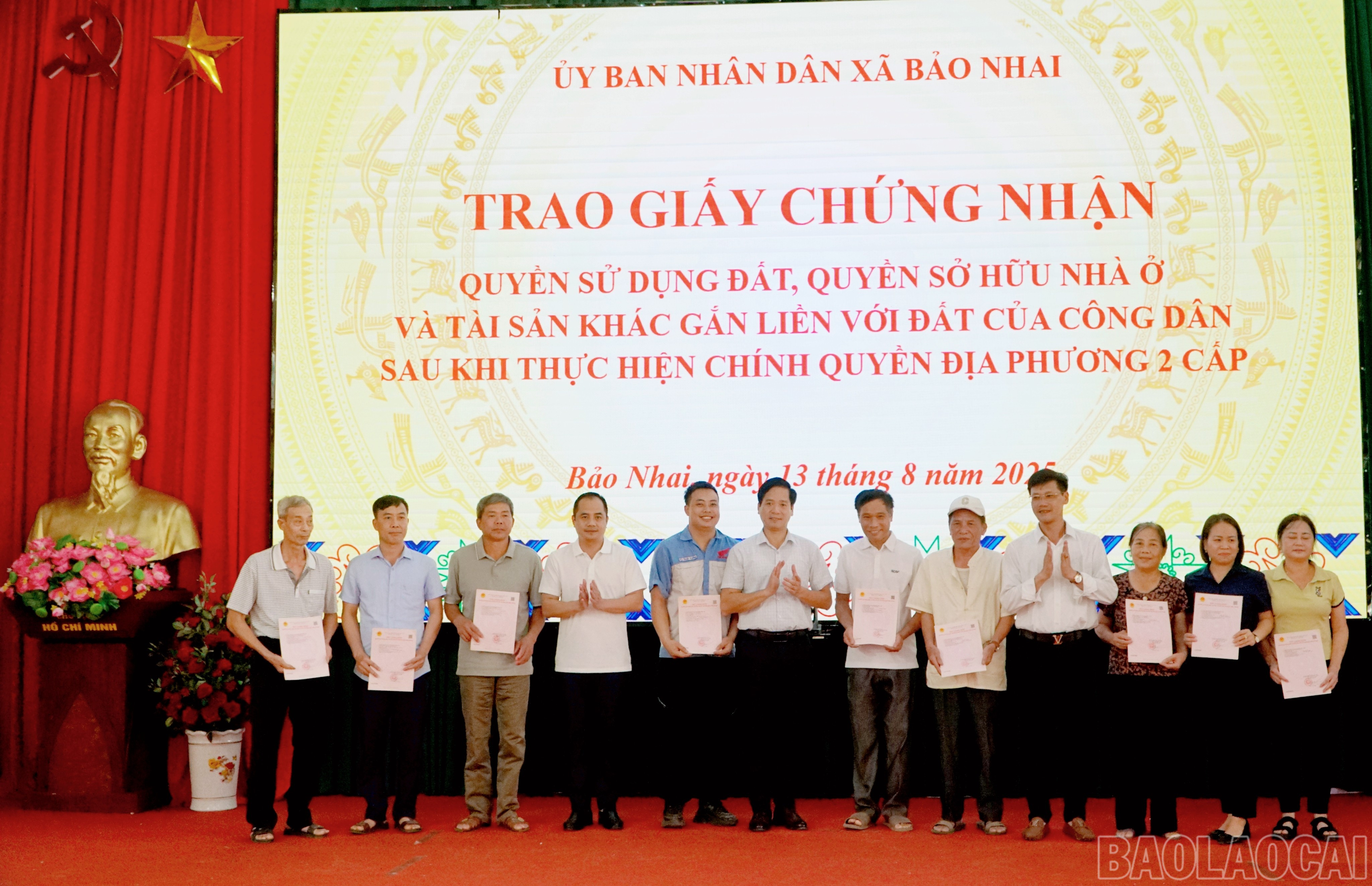 UBND xã Bảo Nhai trao Giấy chứng nhận quyền sử dụng đất cho người dân. baolaocai-br_retouch-2025081317363065.jpg