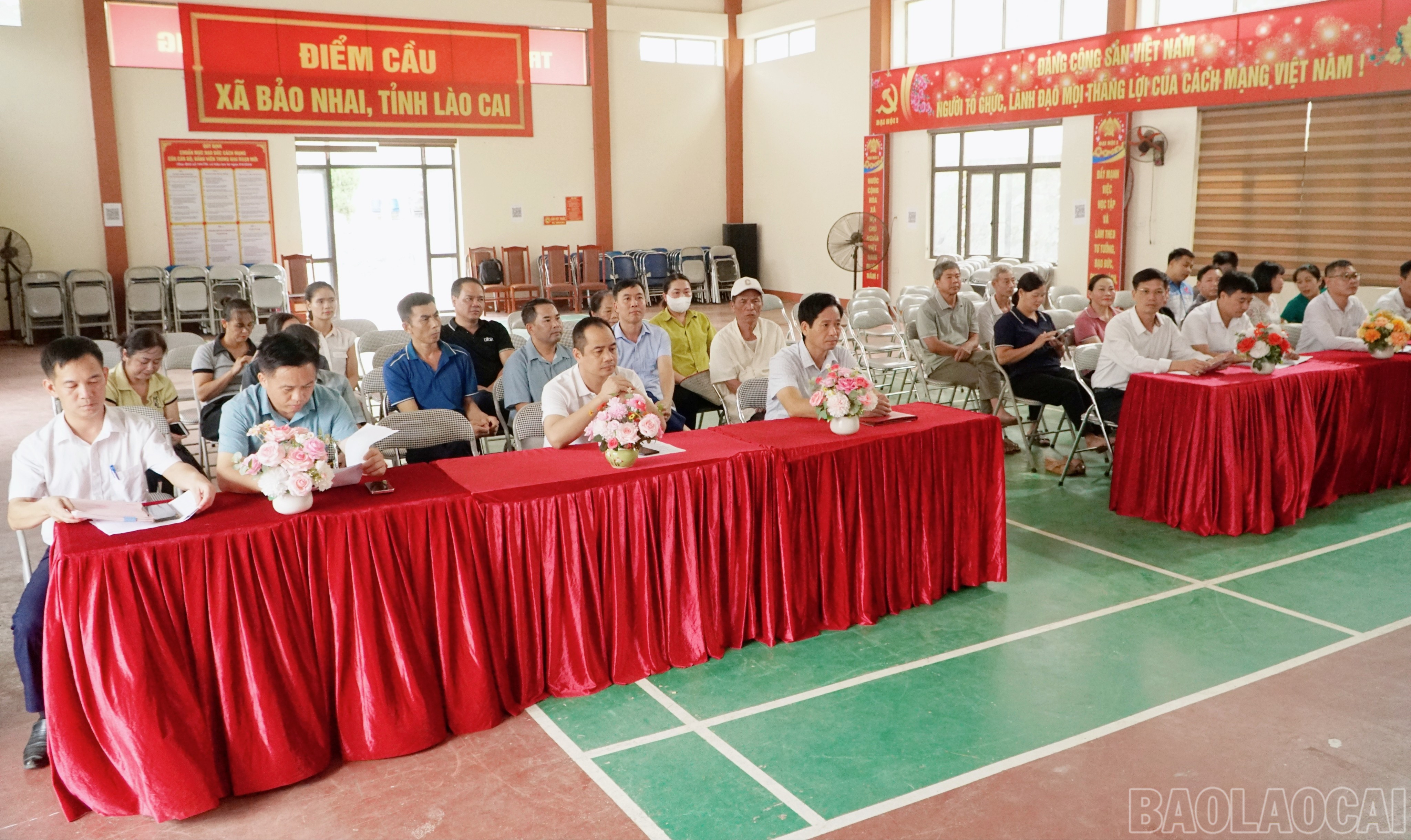 Các đại biểu và người dân địa phương dự lễ trao giấy chứng nhận quyền sử dụng đất. baolaocai-br_retouch-2025081317384374.jpg