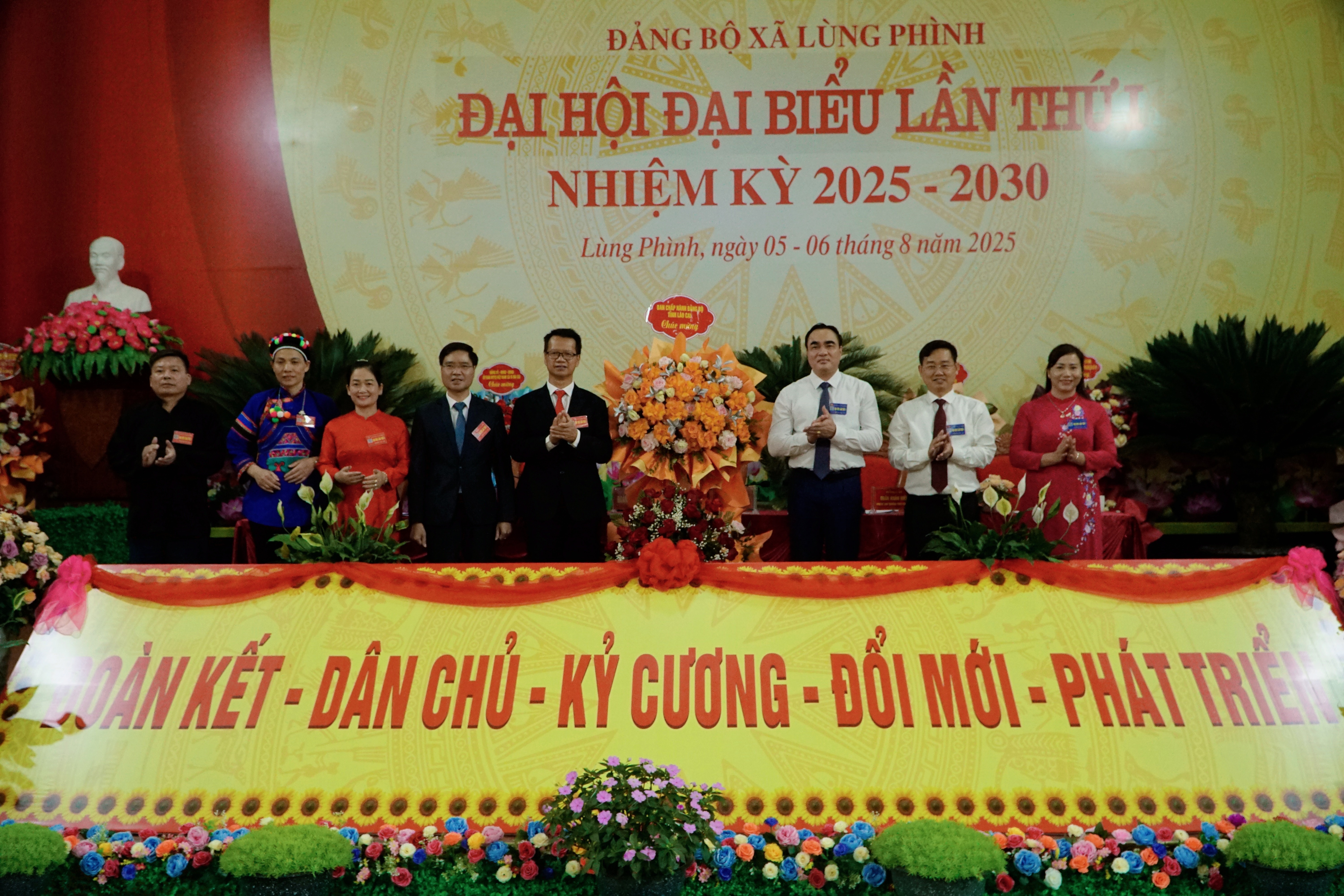 Các ban, ngành chúc mừng đại hội. img-3109.jpg
