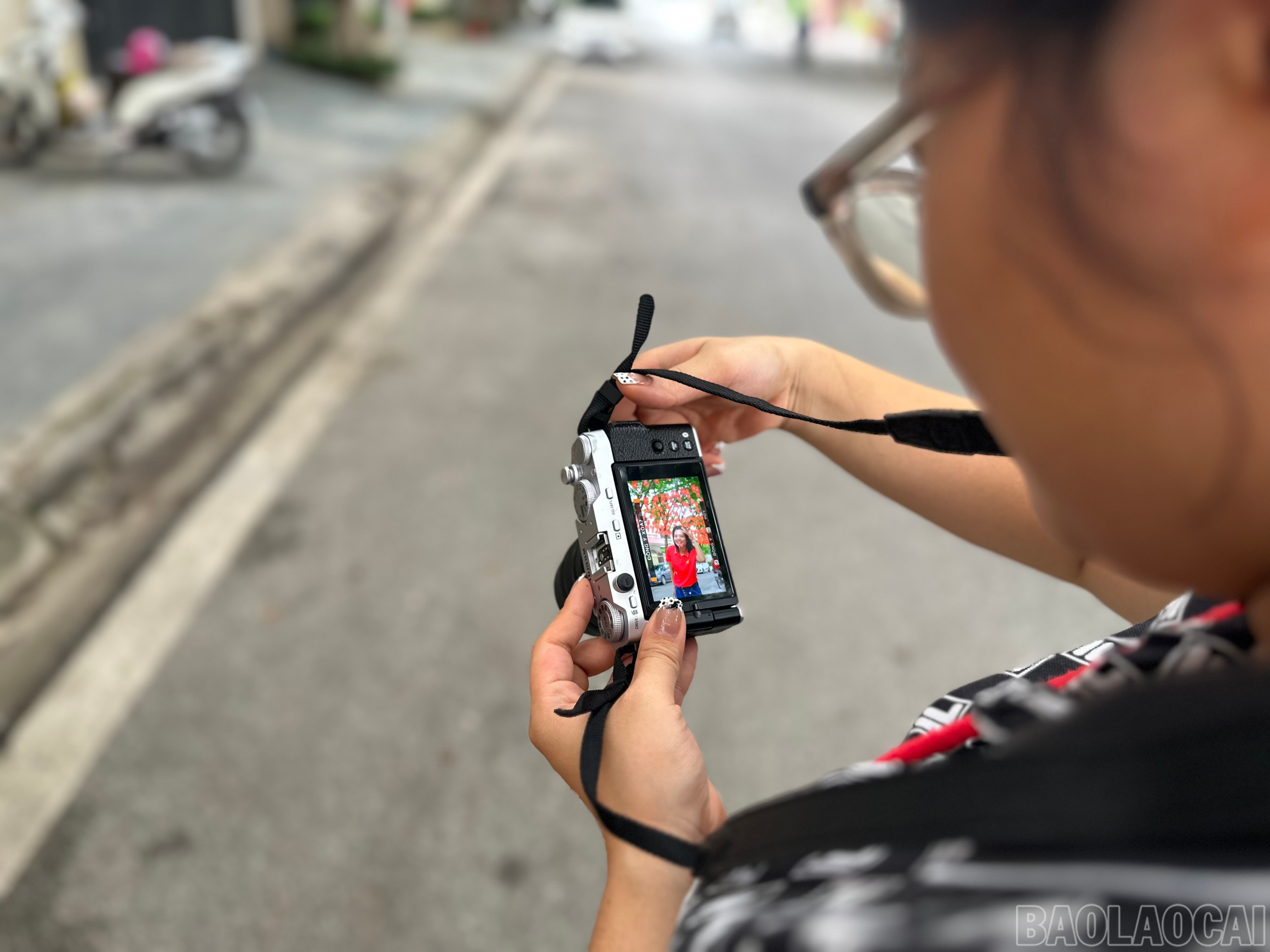 Khoảnh khắc bình dị, thiêng liêng của mùa thu được người dân ghi lại với niềm hân hoan, háo hức. baolaocai-br_img-4015.jpg