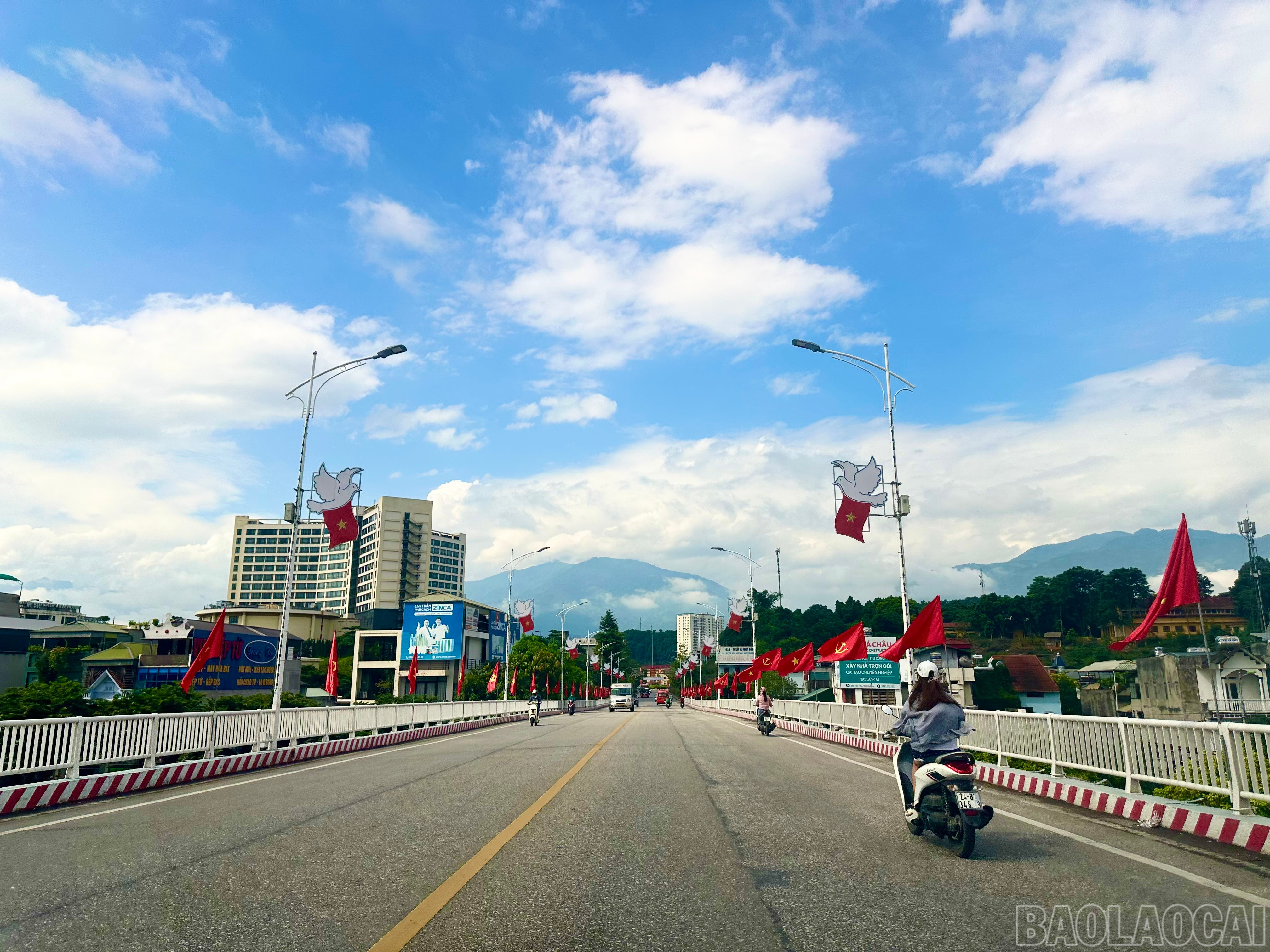 Cờ búa liềm, cờ đỏ sao vàng tung bay dưới bầu trời xanh thẳm. baolaocai-br_img-3966.jpg