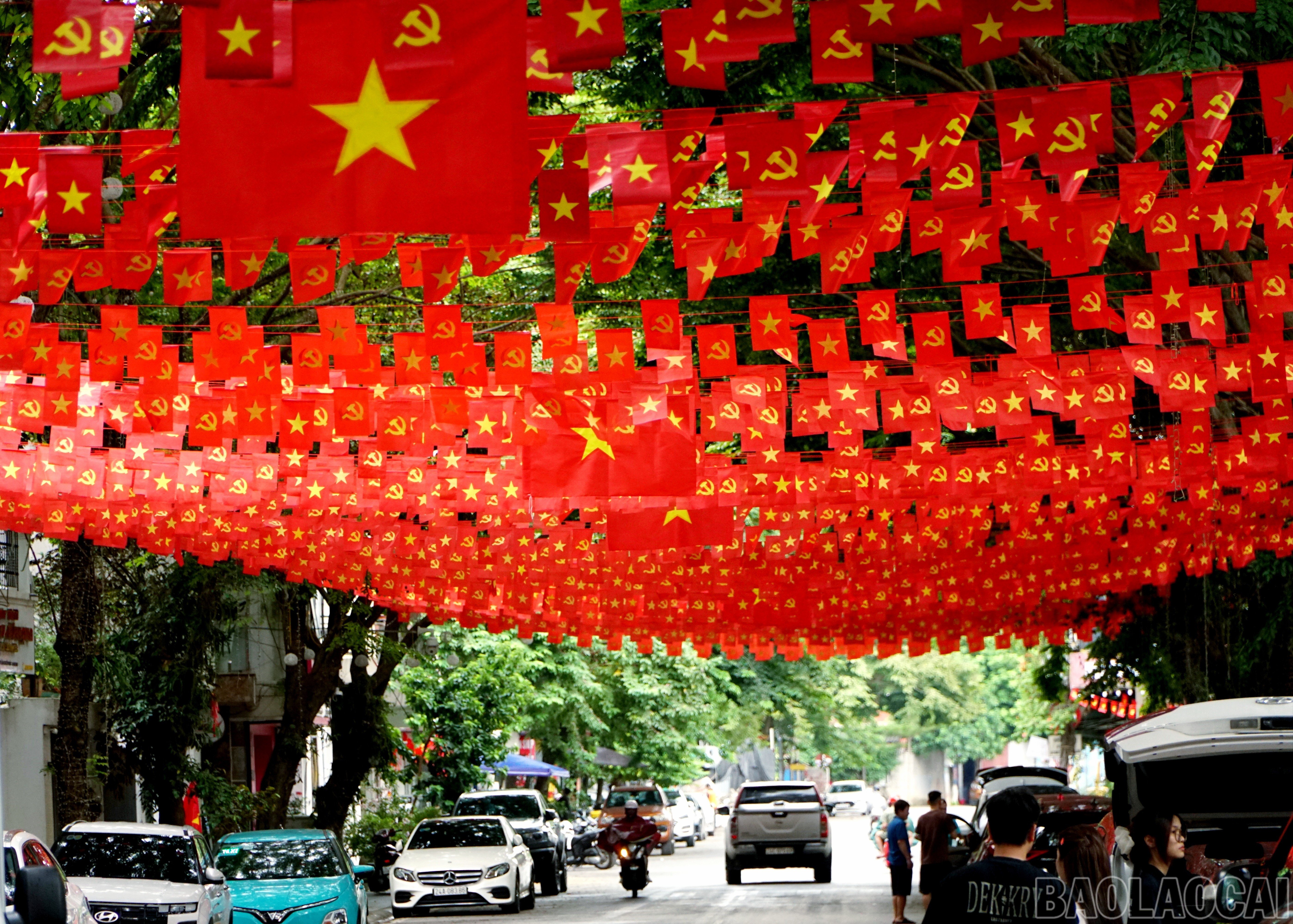 Đường Soi Tiền (phường Lào Cai) rực rỡ màu cờ, trở thành địa điểm thu hút người dân, du khách đến chụp ảnh. baolaocai-br_img-20250825-202856.jpg