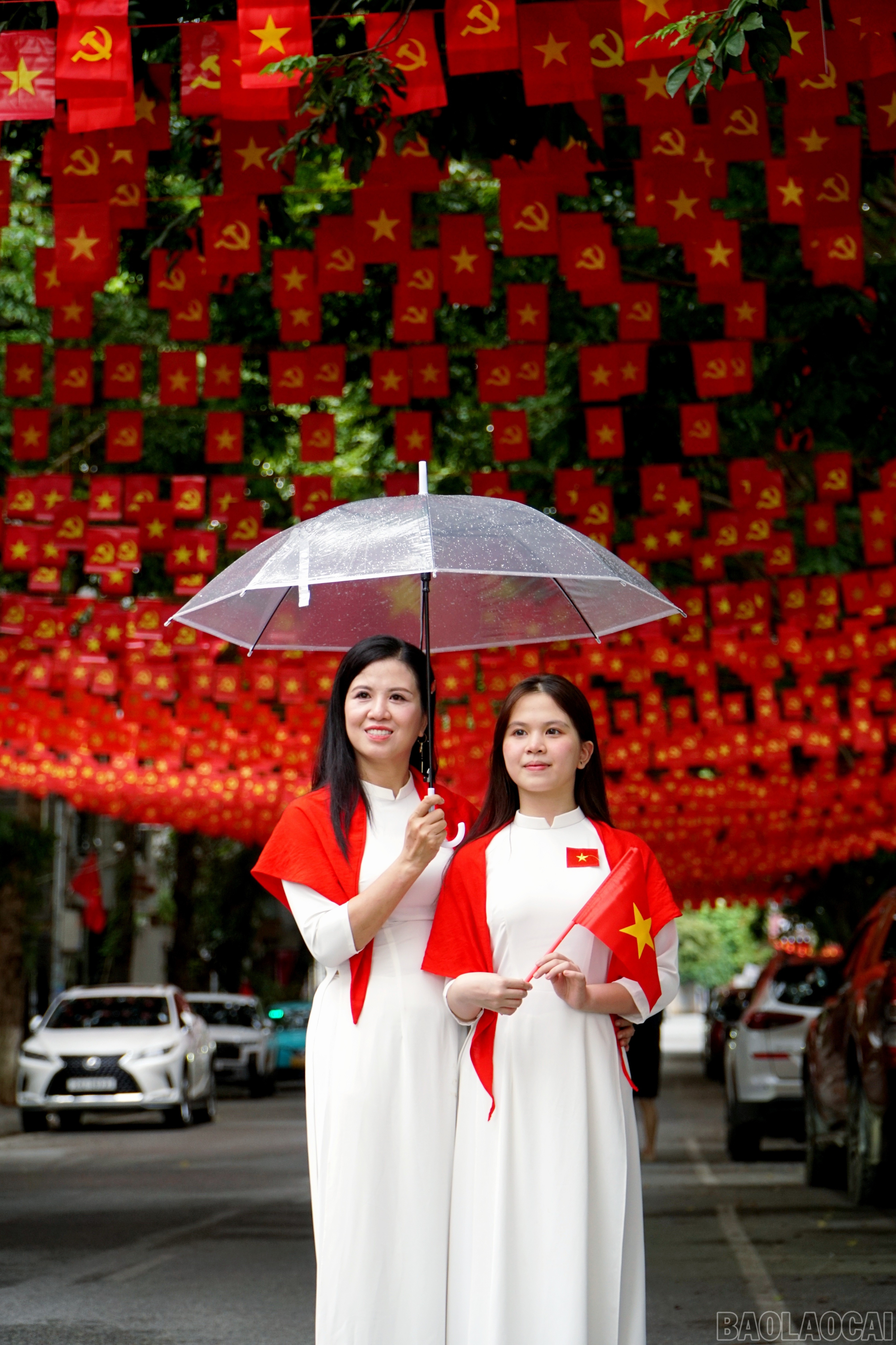 Người dân ghi lại khoảnh khắc đẹp ở những góc phố rực rỡ cờ bay. baolaocai-br_img-20250825-203102.jpg