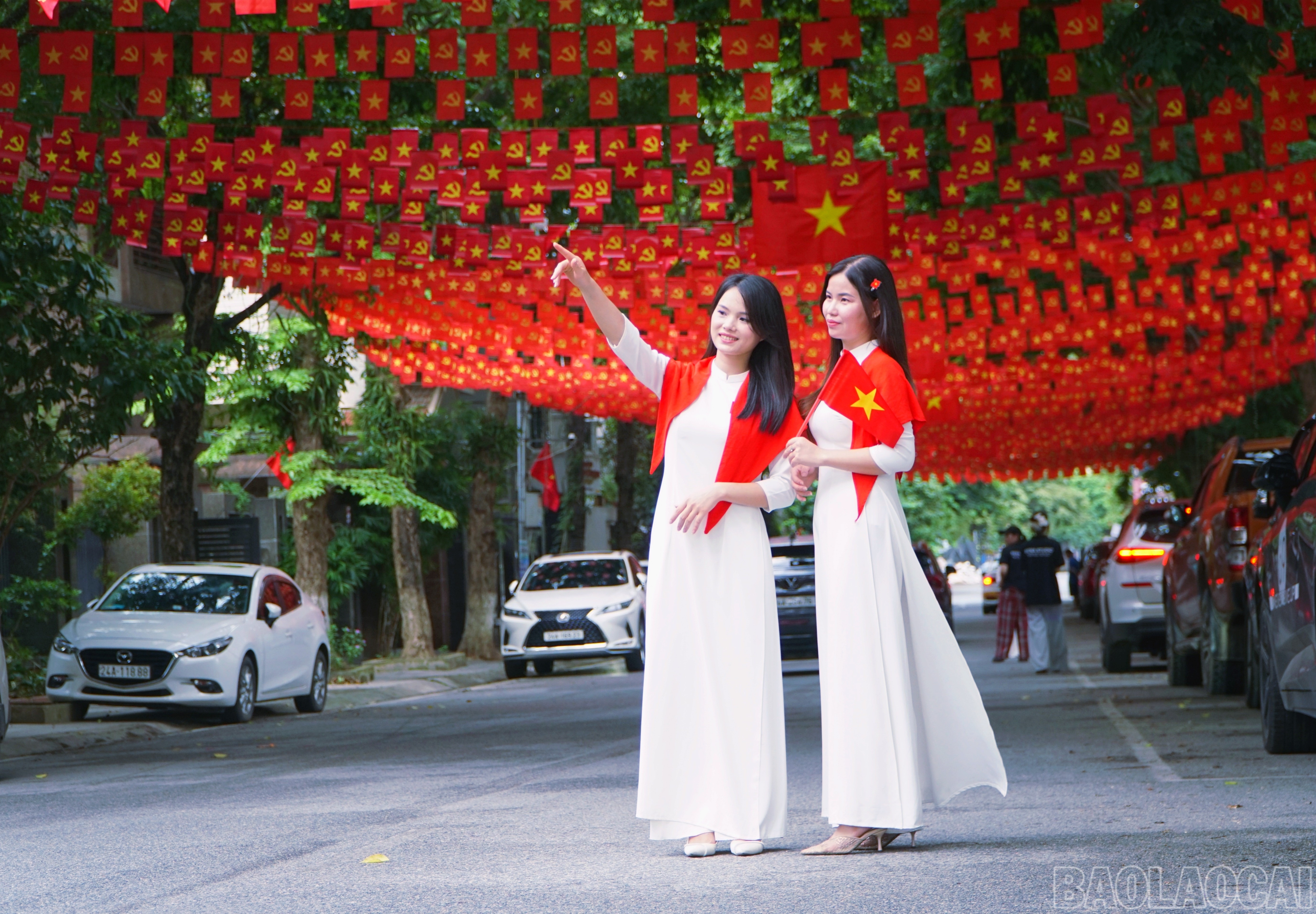 Lá cờ đỏ không chỉ thể hiện cho tự do, độc lập, sự đoàn kết một nhà của toàn thể dân tộc ta, mà còn là lời nhắc nhở mỗi người dân về truyền thống cách mạng hào hùng, sự hy sinh của thế hệ cha anh để giành lại hòa bình, độc lập, từ đó khơi dậy lòng yêu nước, niềm tự hào dân tộc, khát vọng vươn lên xây dựng quê hương, đất nước. baolaocai-br_img-20250825-203329.jpg