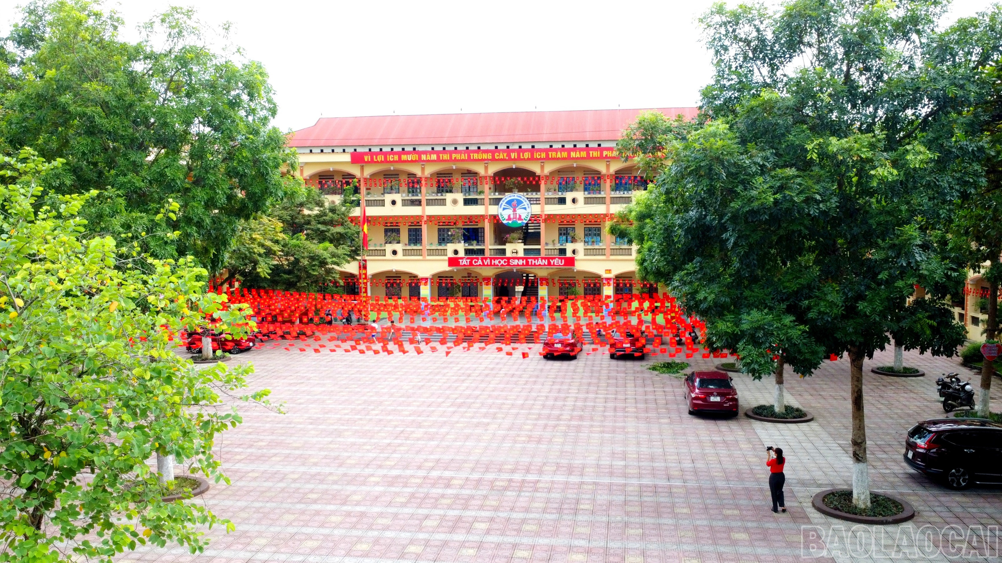 Không gian trường học được trang hoàng bởi cờ hoa rực rỡ. baolaocai-br_img-20250825-203601.jpg