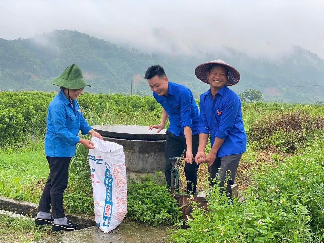 Đoàn viên, thanh niên tích cực thu gom rác thải. (Ảnh:TĐ) img-3958.jpg