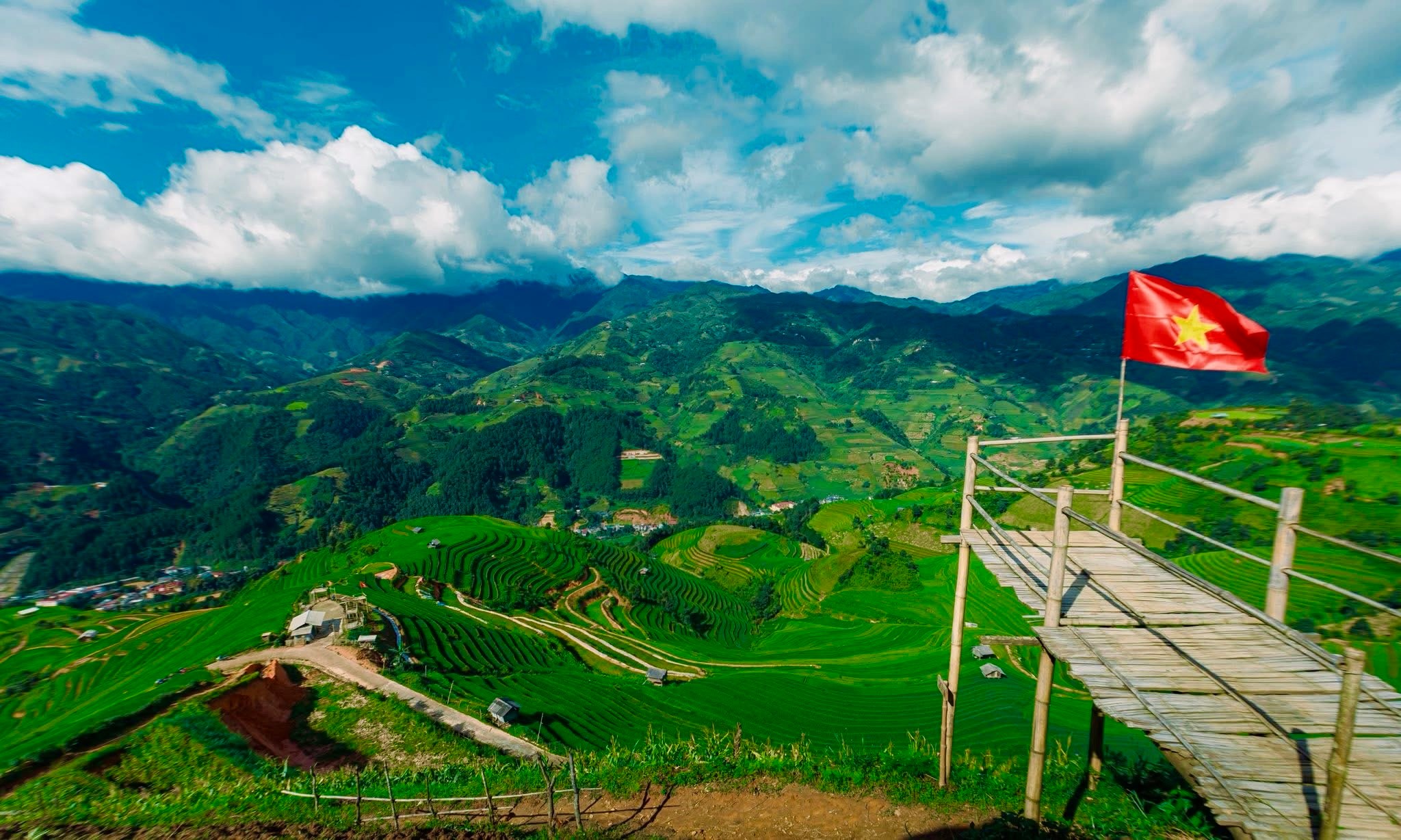 Lá cờ đỏ sao vàng nổi bật dưới nắng vàng Mù Cang Chải. img-4097.jpg