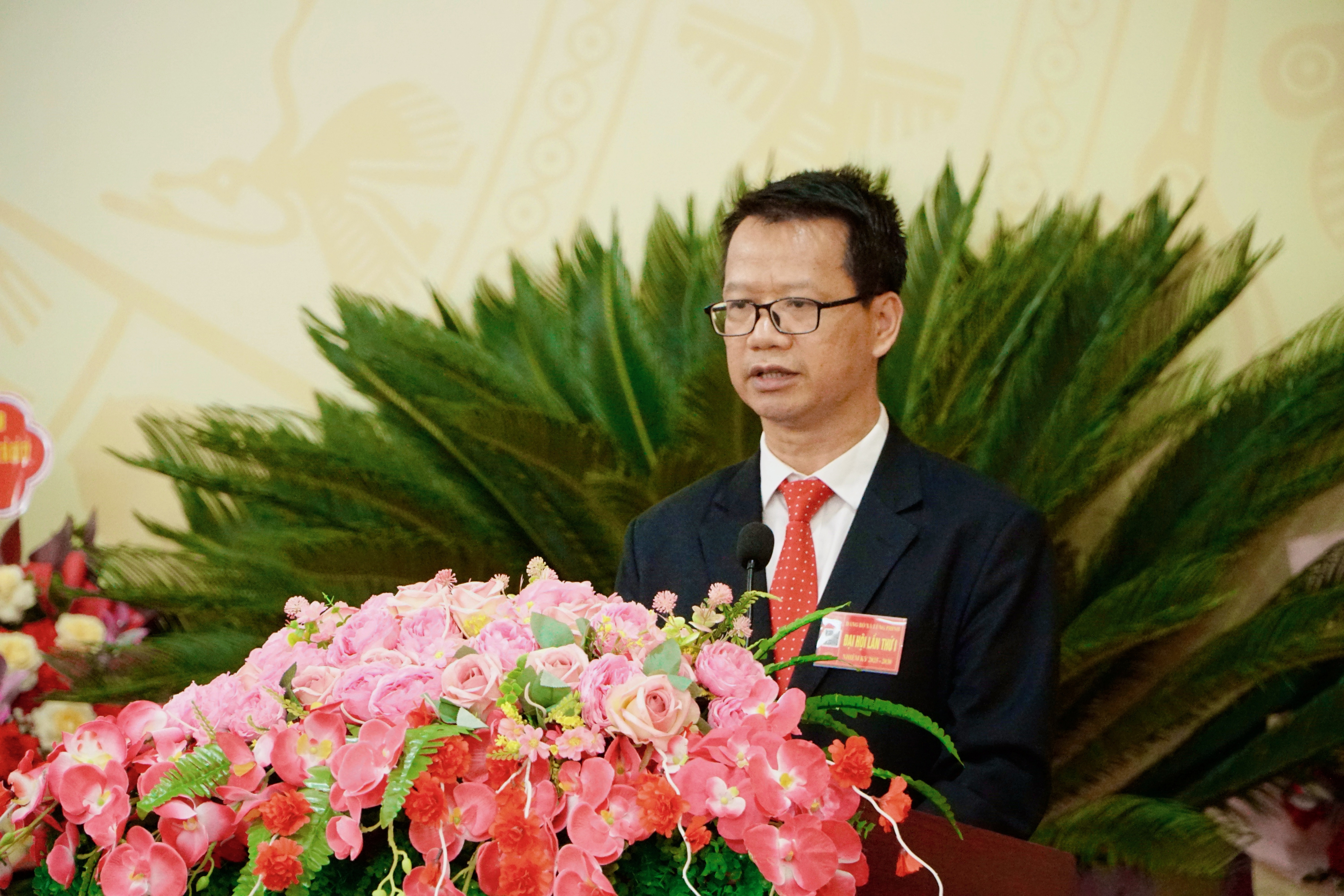 Đồng chí Trần Hoàng Tuân, Bí thư Đảng ủy xã trình bày diễn văn khai mạc đại hội. img-3106.jpg