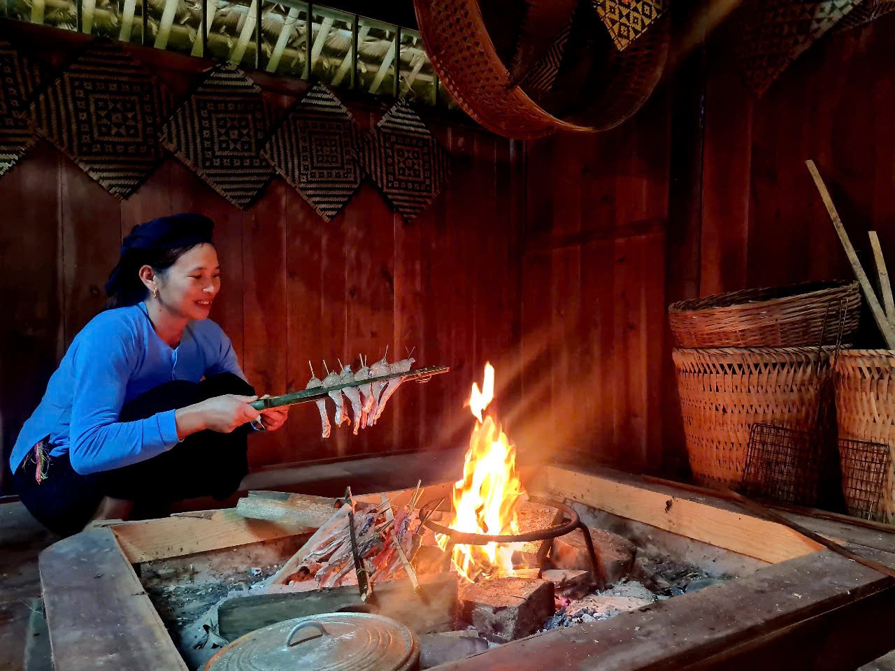 Để món cá nướng thơm ngon, người Tày có bí quyết riêng trong quá trình chế biến và nướng cá. z6898228872723-70bacb759c1930bf3e9ecbc2e5b674e2.jpg