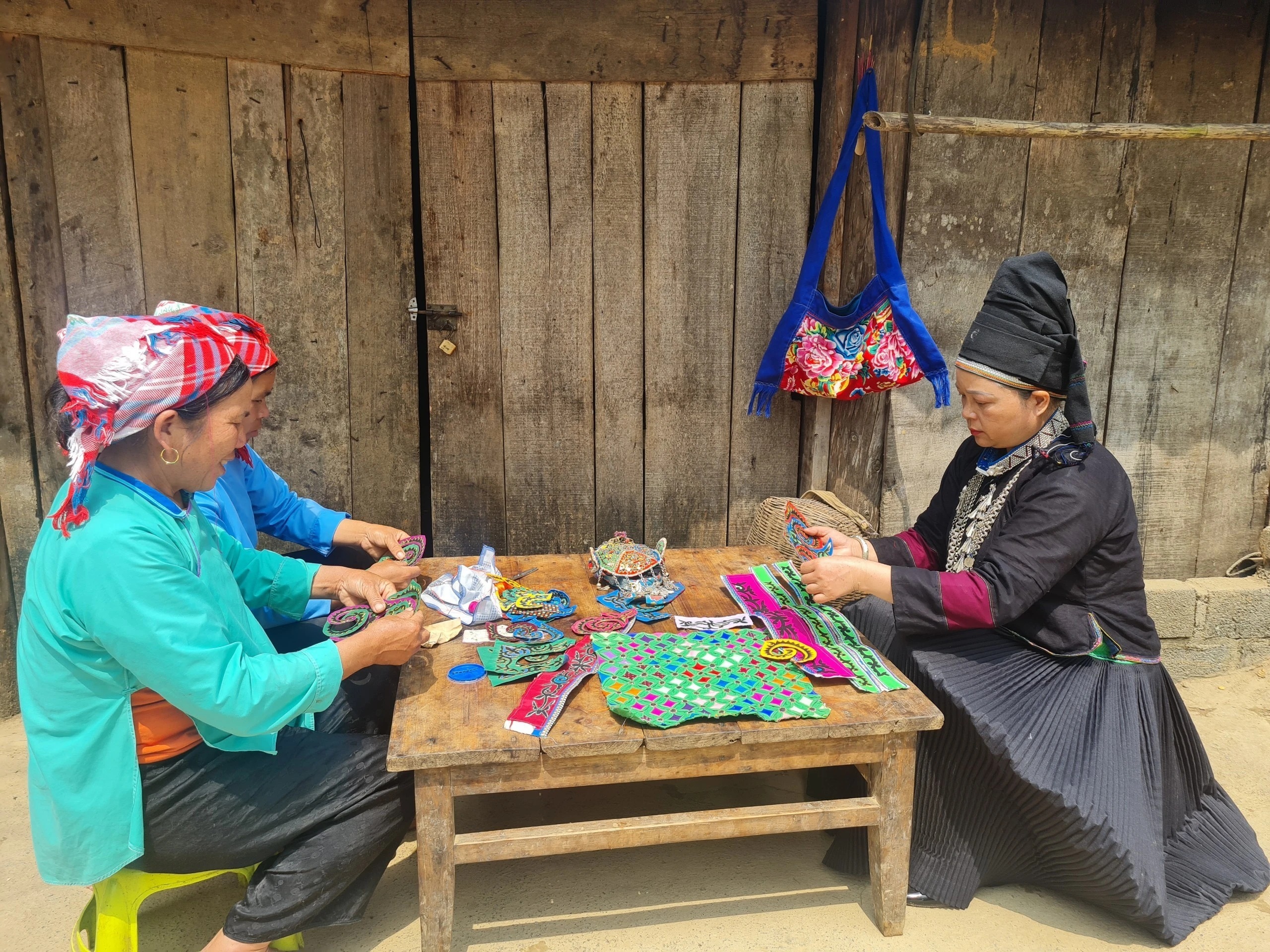 phu-nu-dan-toc-nung-din-ngay-nay-van-duy-tri-va-bao-ton-lam-cac-san-pham-thu-cong-truyen-thong-trong-may-mac.jpg