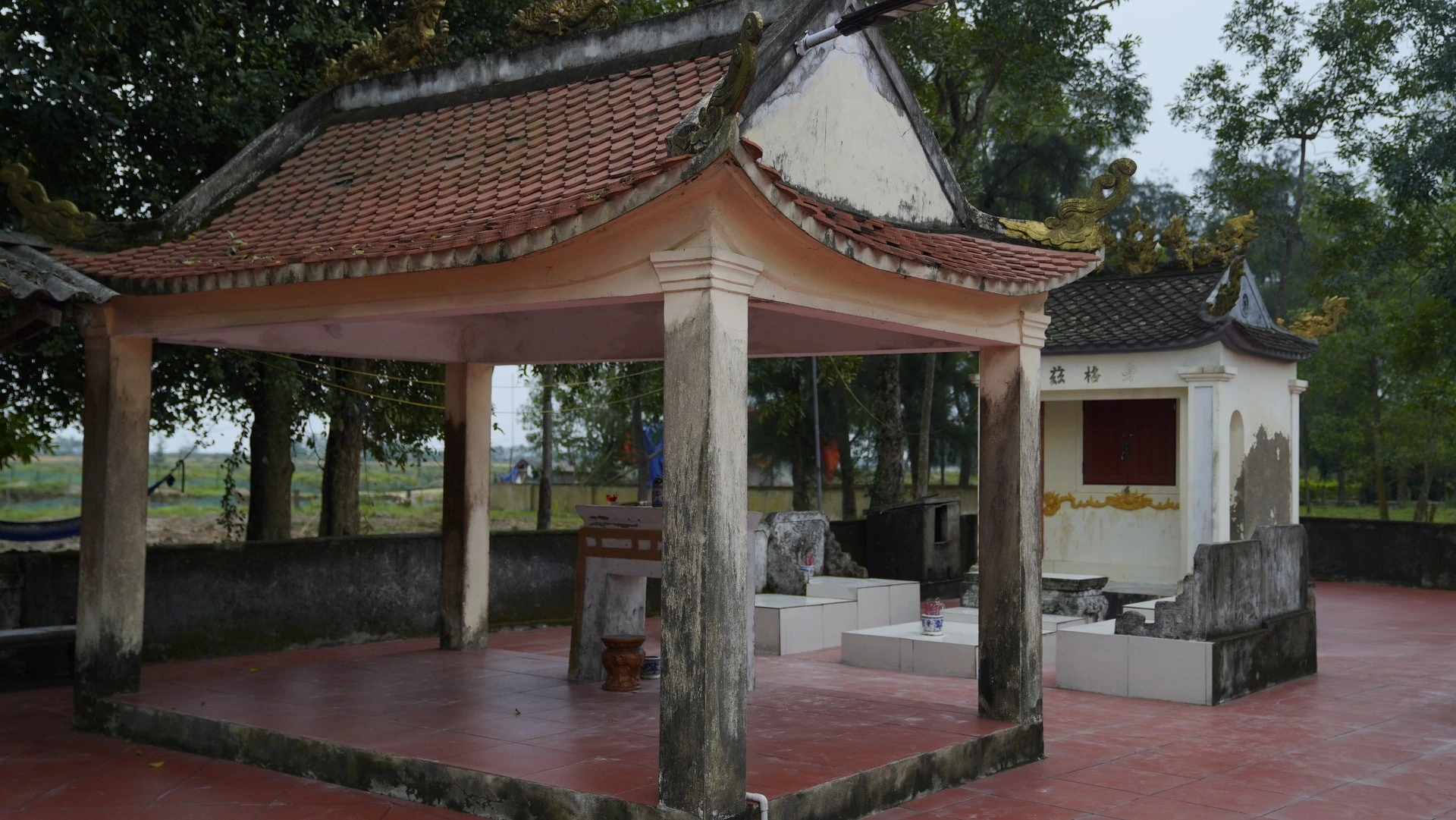 Được biết, Đền Kinh Hạ có 9 đạo sắc của các Vua thời nhà Nguyễn ban dụ, song do thời gian, thiên tai, chiến tranh hiện còn 3 đạo sắc (bản sao) của các triều vua: Đạo sắc Vua Thành Thái năm thứ 6, tháng 9, ngày 25 năm 1894; Đạo sắc Vua Duy Tân năm thứ 3, tháng 8, ngày 11 năm 1909; Đạo sắc Vua Khải Định năm thứ 9, tháng 7, ngày 25 năm 1924.