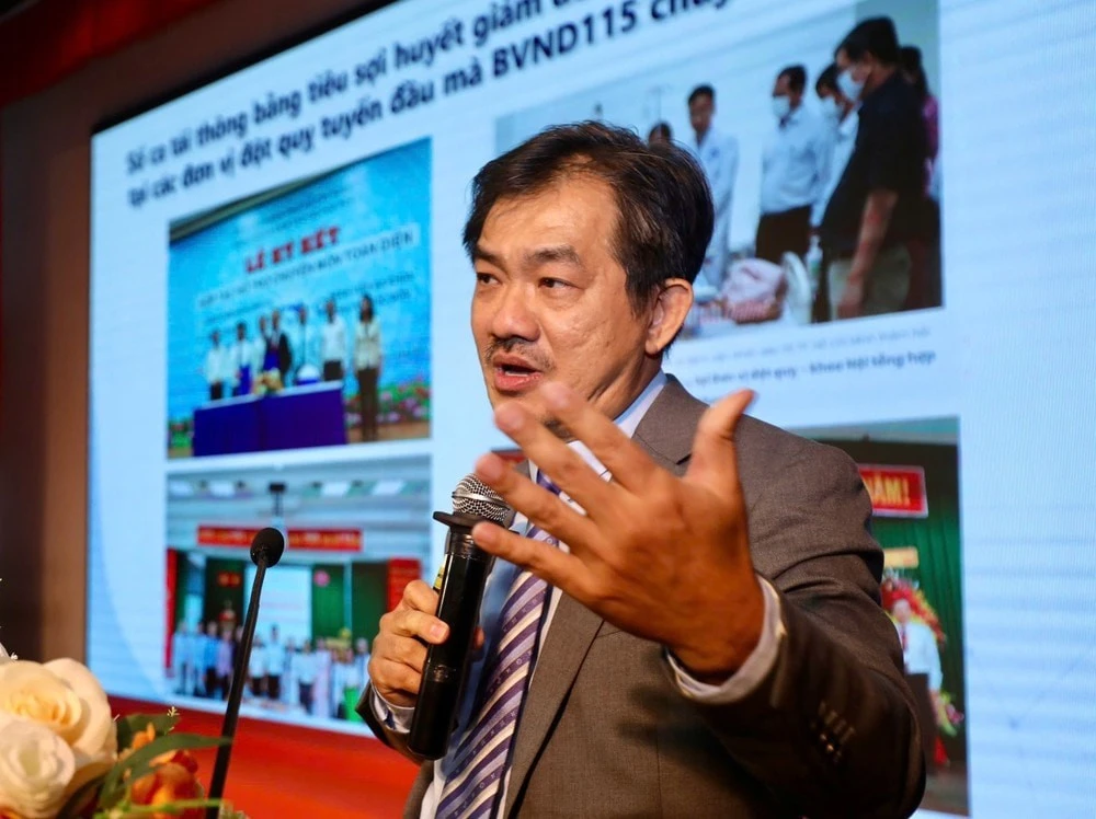 PGS.TS.BS Nguyễn Huy Thắng trình bày tham luận tại hội thảo.