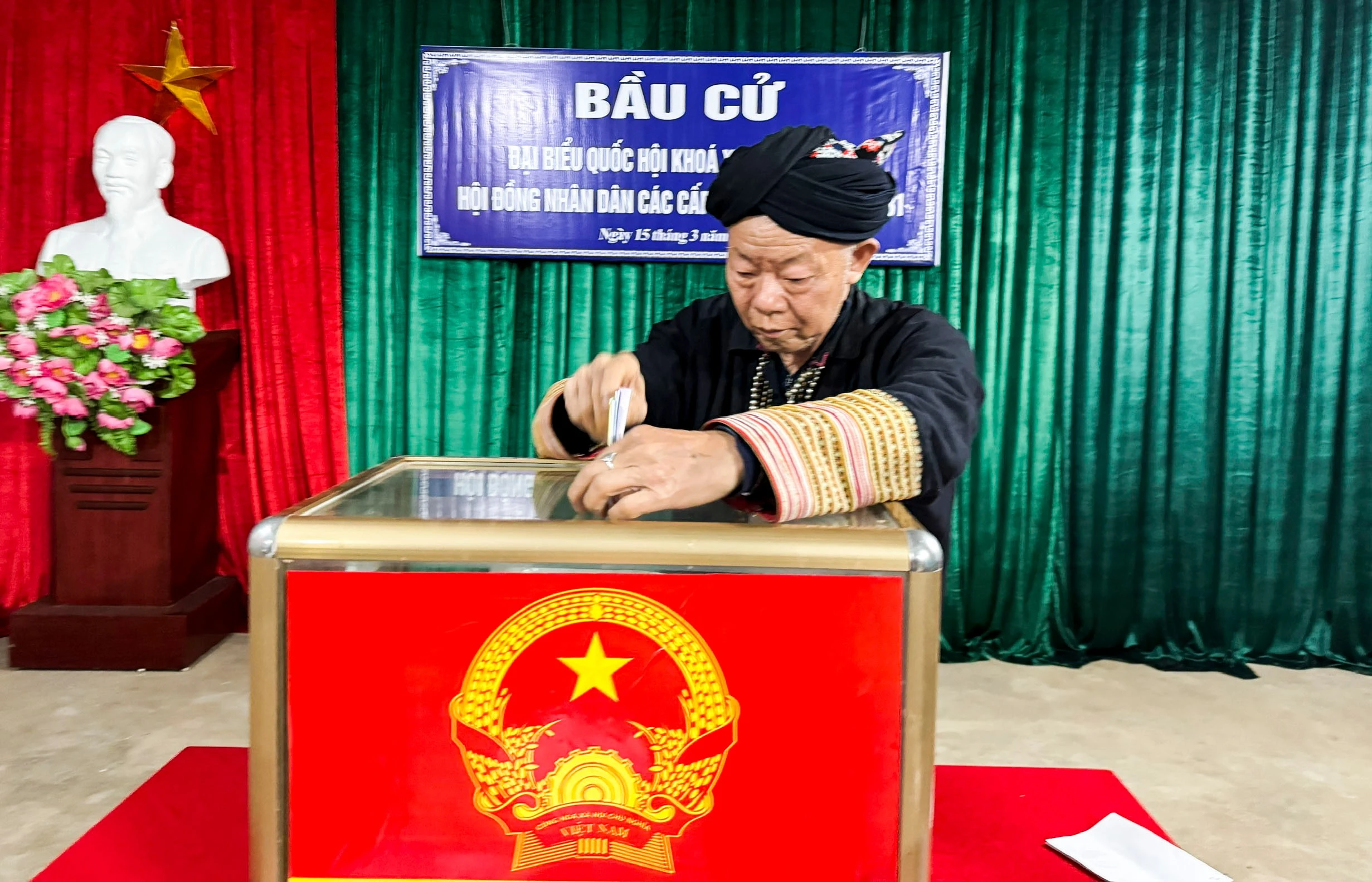 Cử tri xã Bát Xát hăng hái tham gia bỏ phiếu bầu cử.