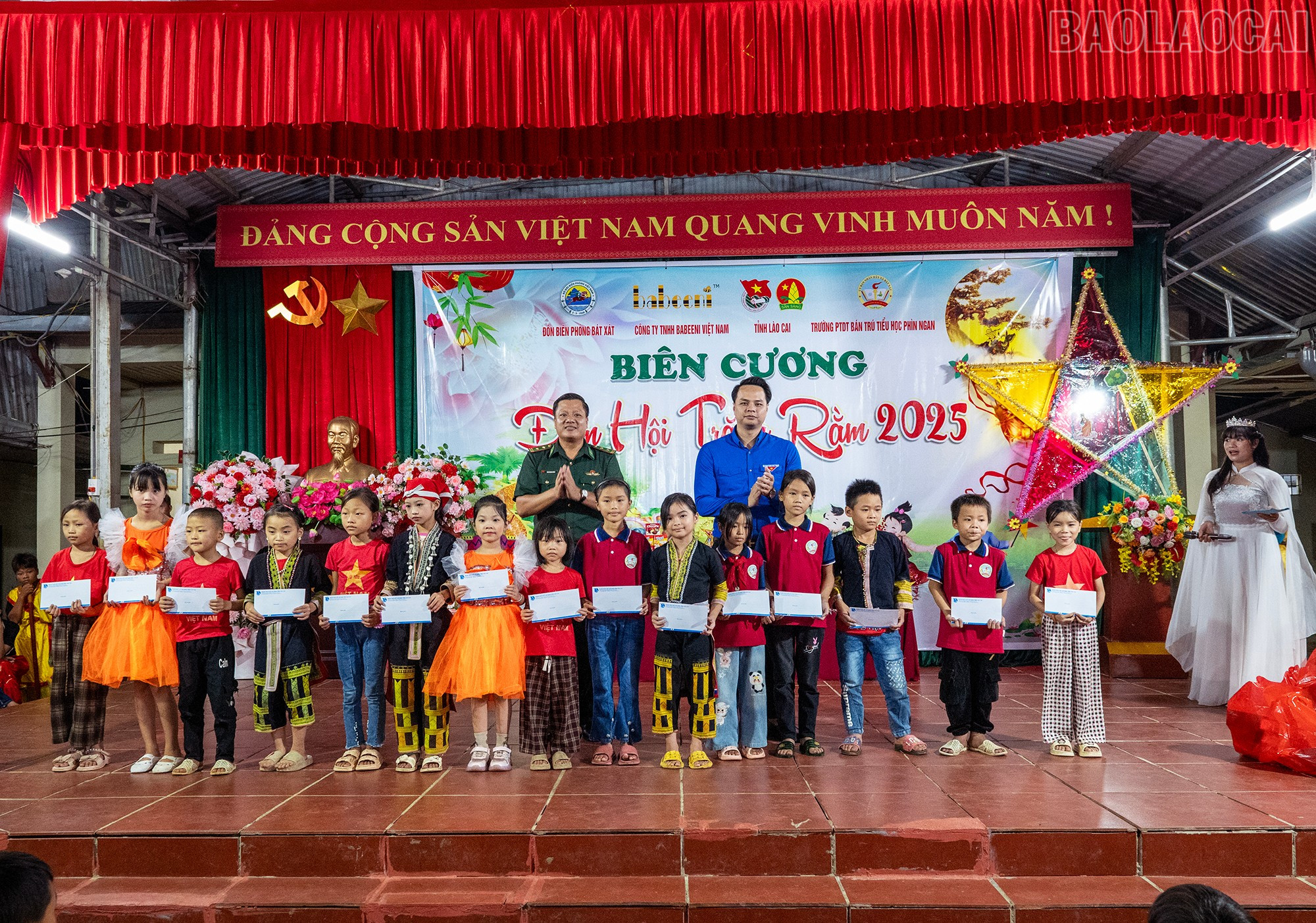 Học sinh có hoàn cảnh khó khăn được nhận quà của Ban tổ chức chương trình "Biên cương - Đêm hội trăng rằm 2025". Ảnh: Nguyễn Mạnh Cường baolaocai-tr_don-bp-bat-xat-va-dai-dien-tinh-doan-lao-cai-trao-qua-cho-thieu-nhi.jpg