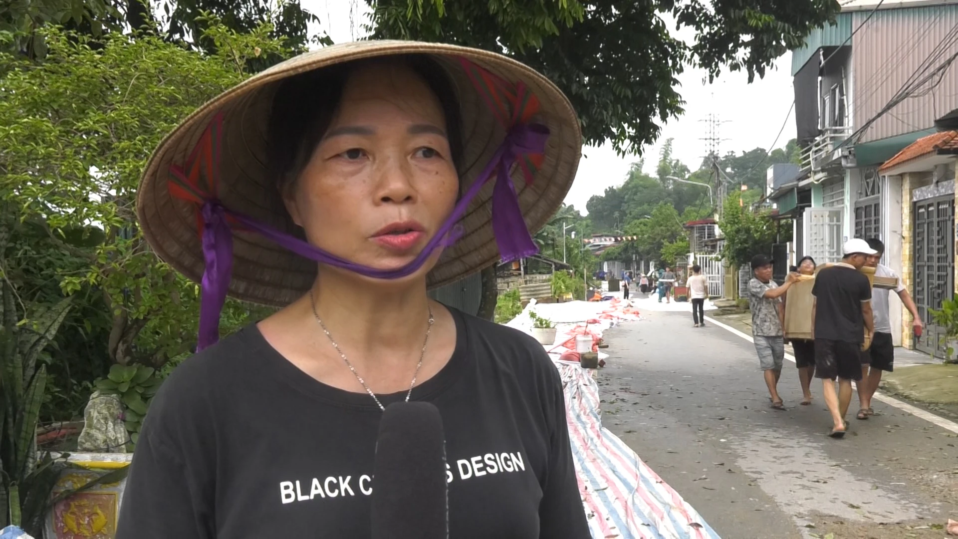 Bà Lê Thị Hồng Lan, Bí thư chi bộ cho biết về nguy cơ sạt lở gây mất an toàn ở khu dân cư.