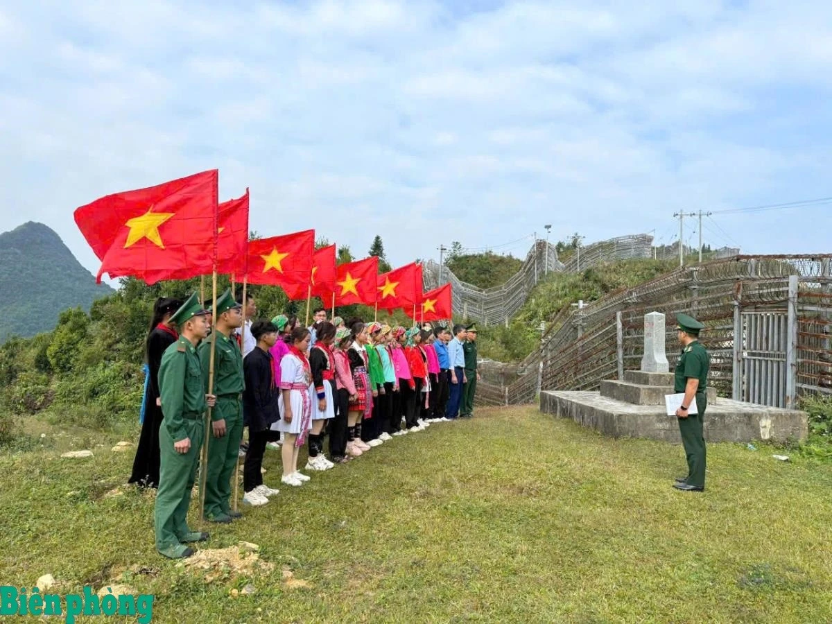 Cán bộ Đồn Biên phòng Sơn Vĩ giới thiệu về cột mốc chủ quyền cho thầy, cô giáo và học sinh trên địa bàn.