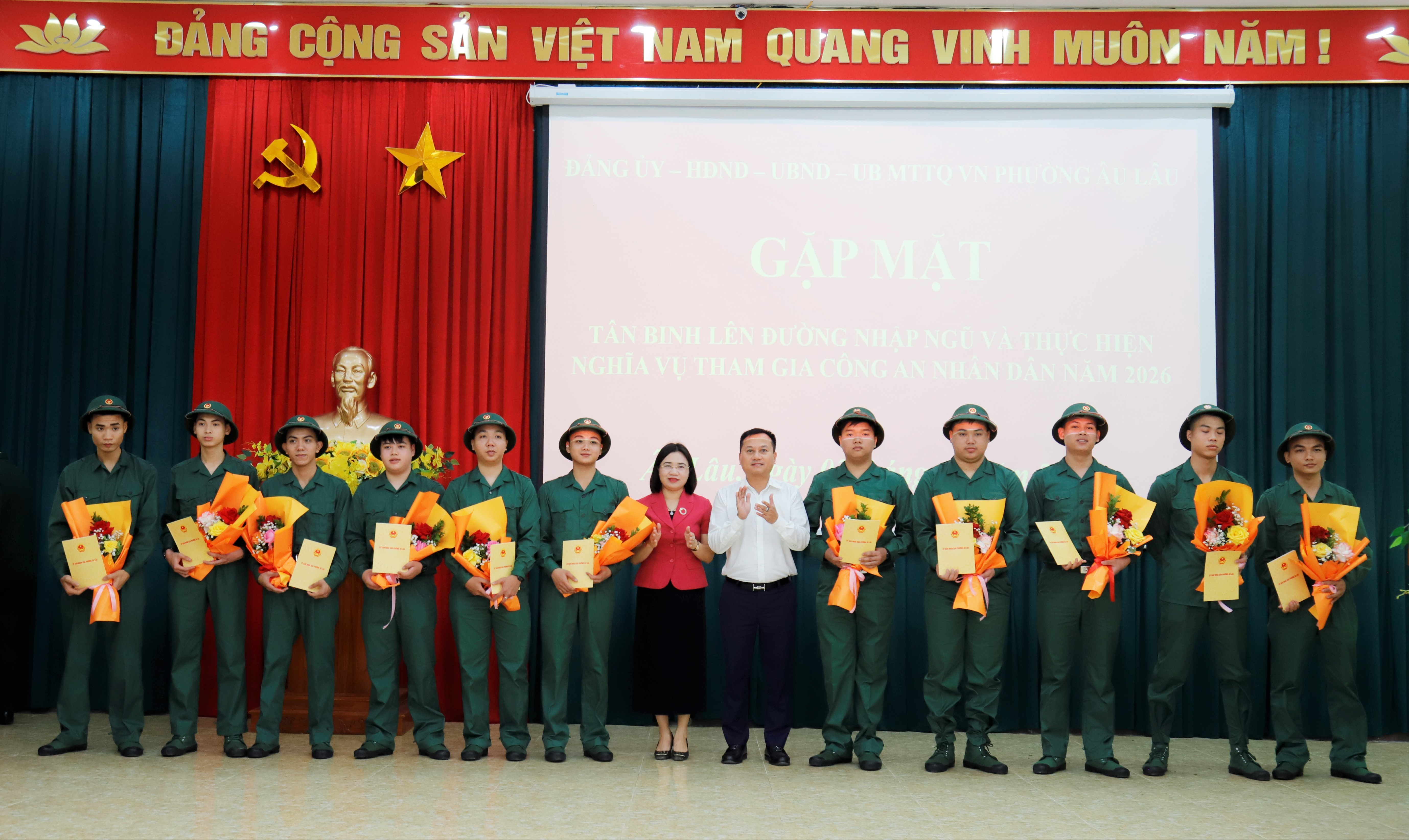lanh-dao-phuong-tang-hoa-chuc-mung-cac-tan-binh-anh-thanh-nghi-14.jpg