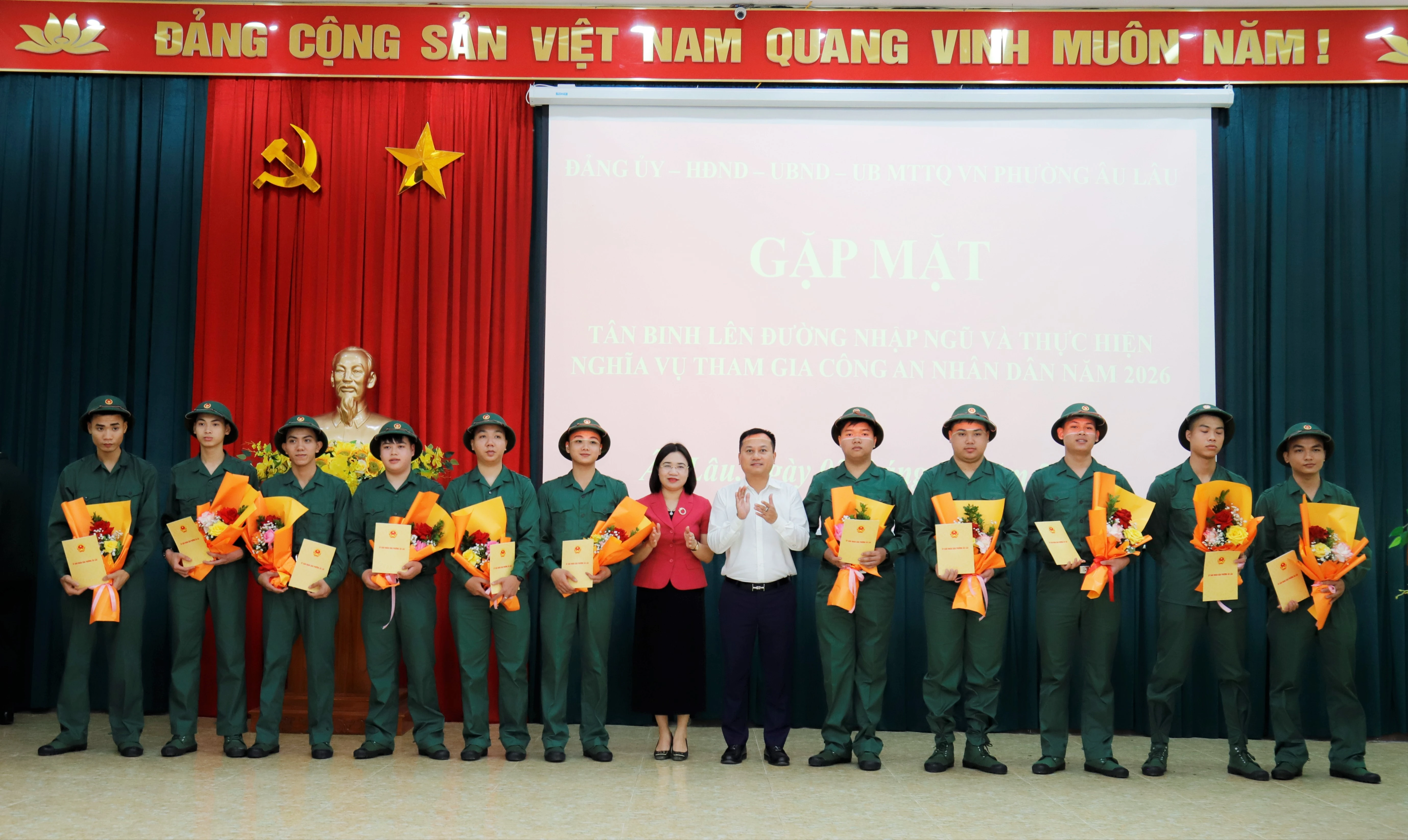 lanh-dao-phuong-tang-hoa-chuc-mung-cac-tan-binh-anh-thanh-nghi-14.jpg
