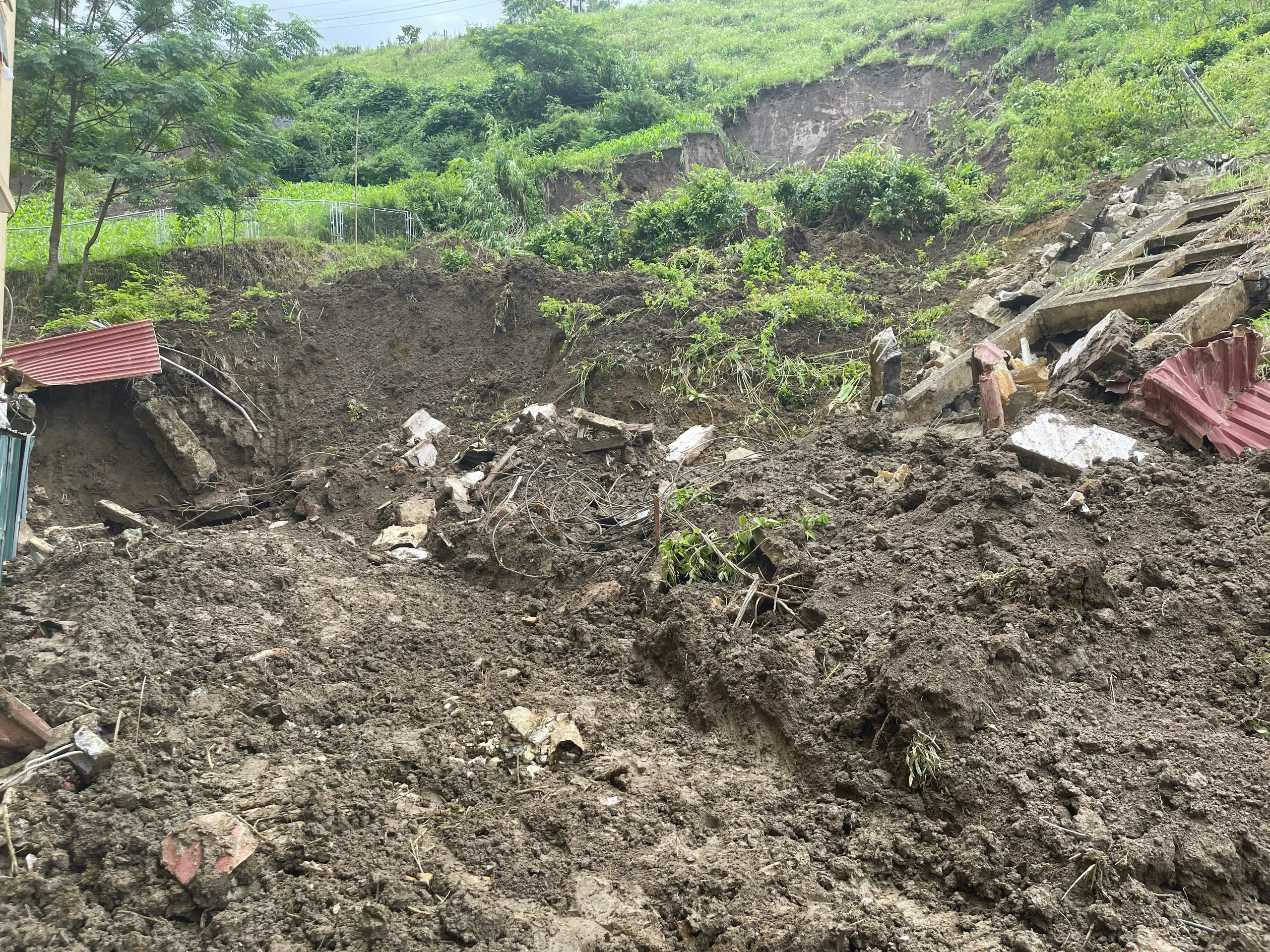 dãy nhà bán trú bị sập hoàn toàn (1).jpg