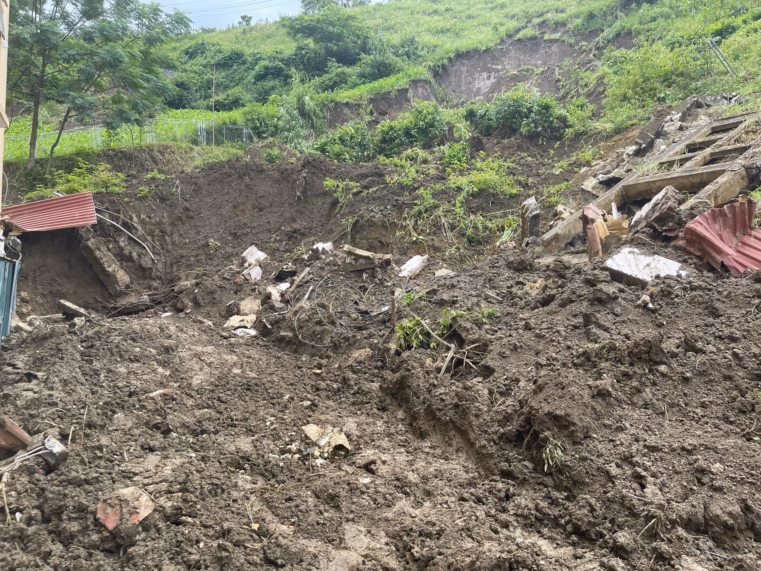 dãy nhà bán trú bị sập hoàn toàn (1).jpg