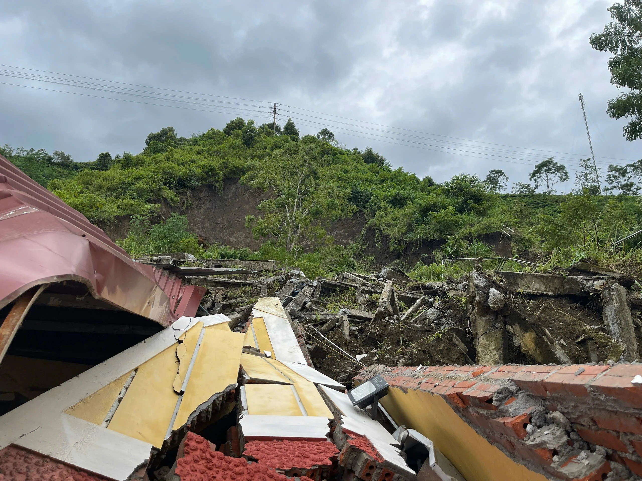 dãy nhà bán trú bị sập hoàn toàn (2).jpg