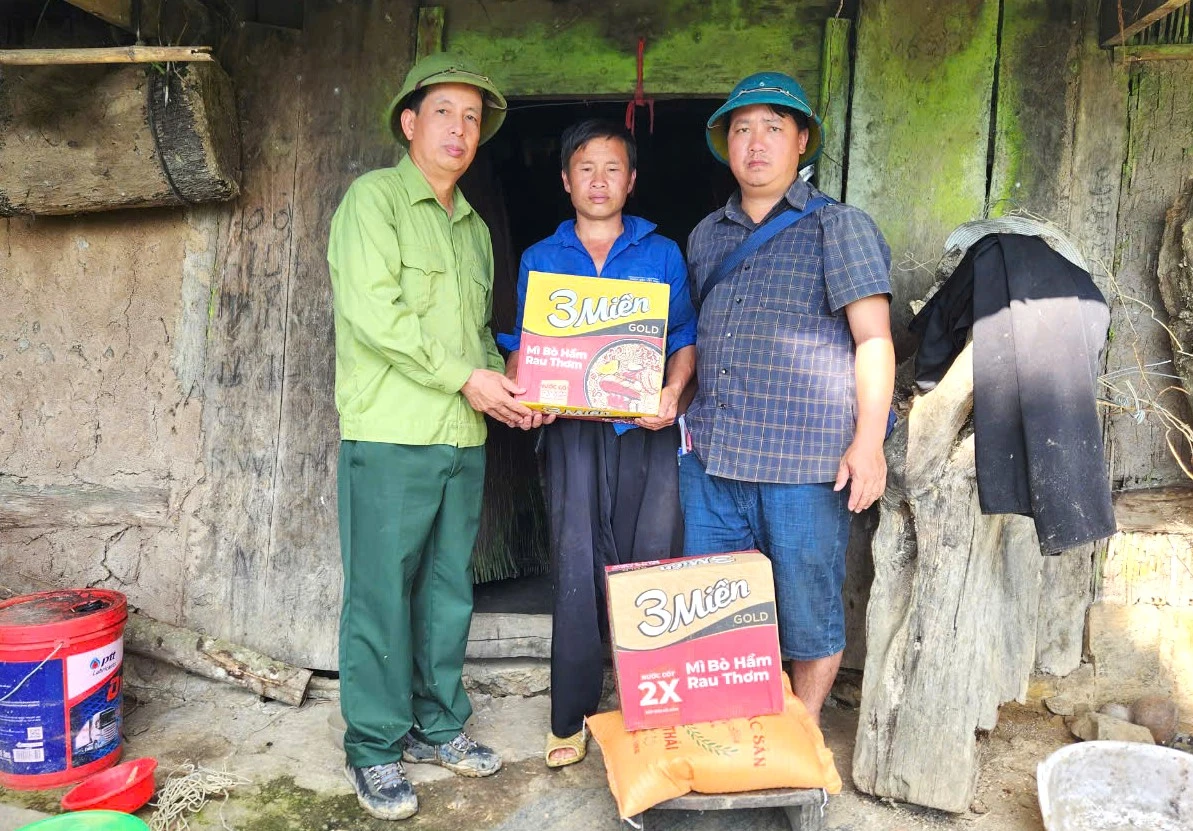 Phó bí thư Thường trực Huyện ủy Bát Xát Trần Văn Tuấn trao quà hỗ trợ.jpg