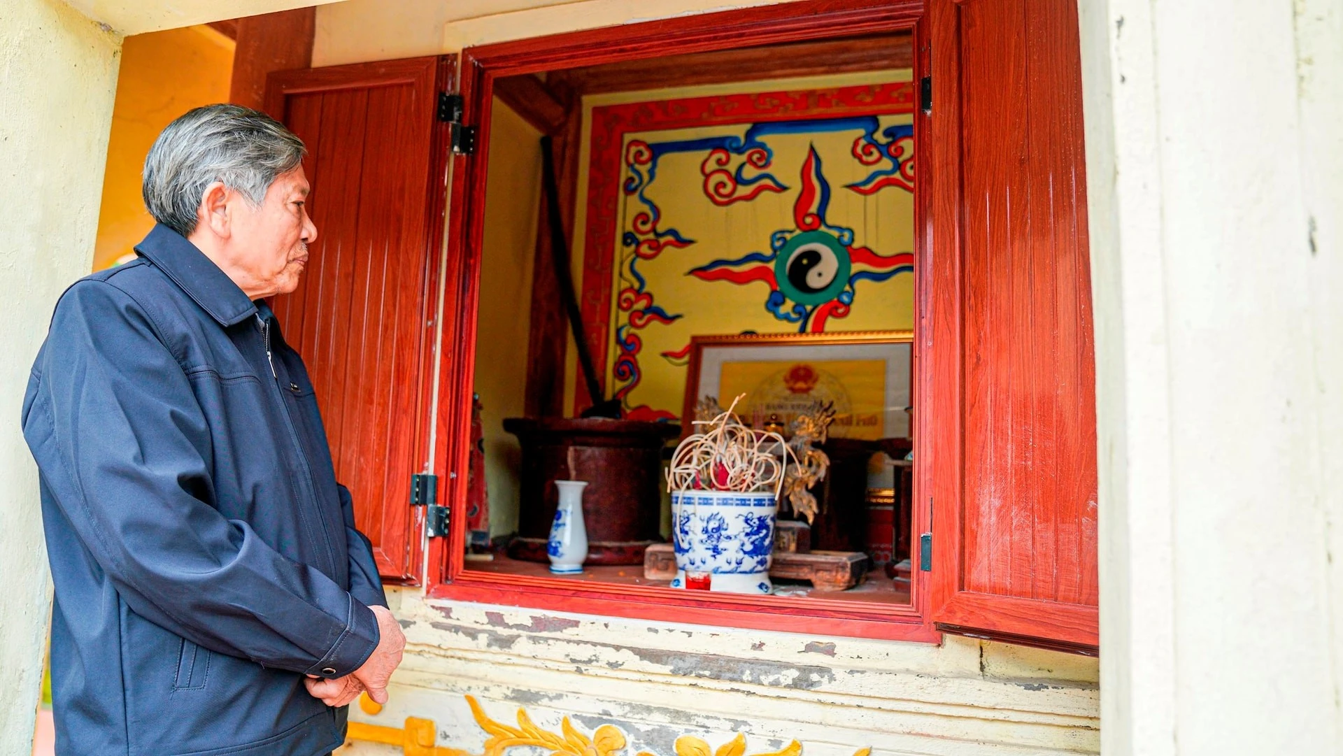 Ông Nguyễn Công Tú, Thủ từ Đền Kinh Hạ cho biết: Đền Kinh Hạ thờ thần Rắn làm thành hoàng làng là một dạng tín ngưỡng rất sơ khai của cư dân bản địa gắn liền với tục thờ thủy thần - Long Vương của người Việt cổ.